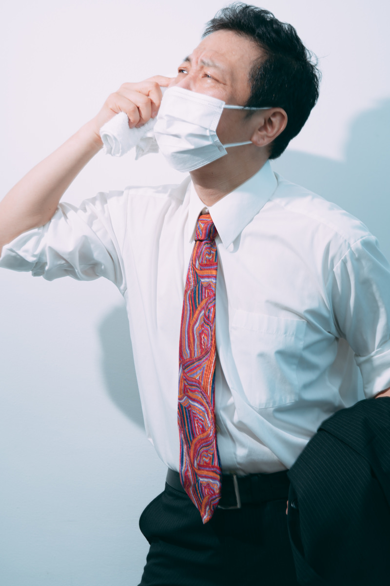 「汗を拭く外回りの営業マン | フリー素材のぱくたそ」の写真［モデル：のせさん］