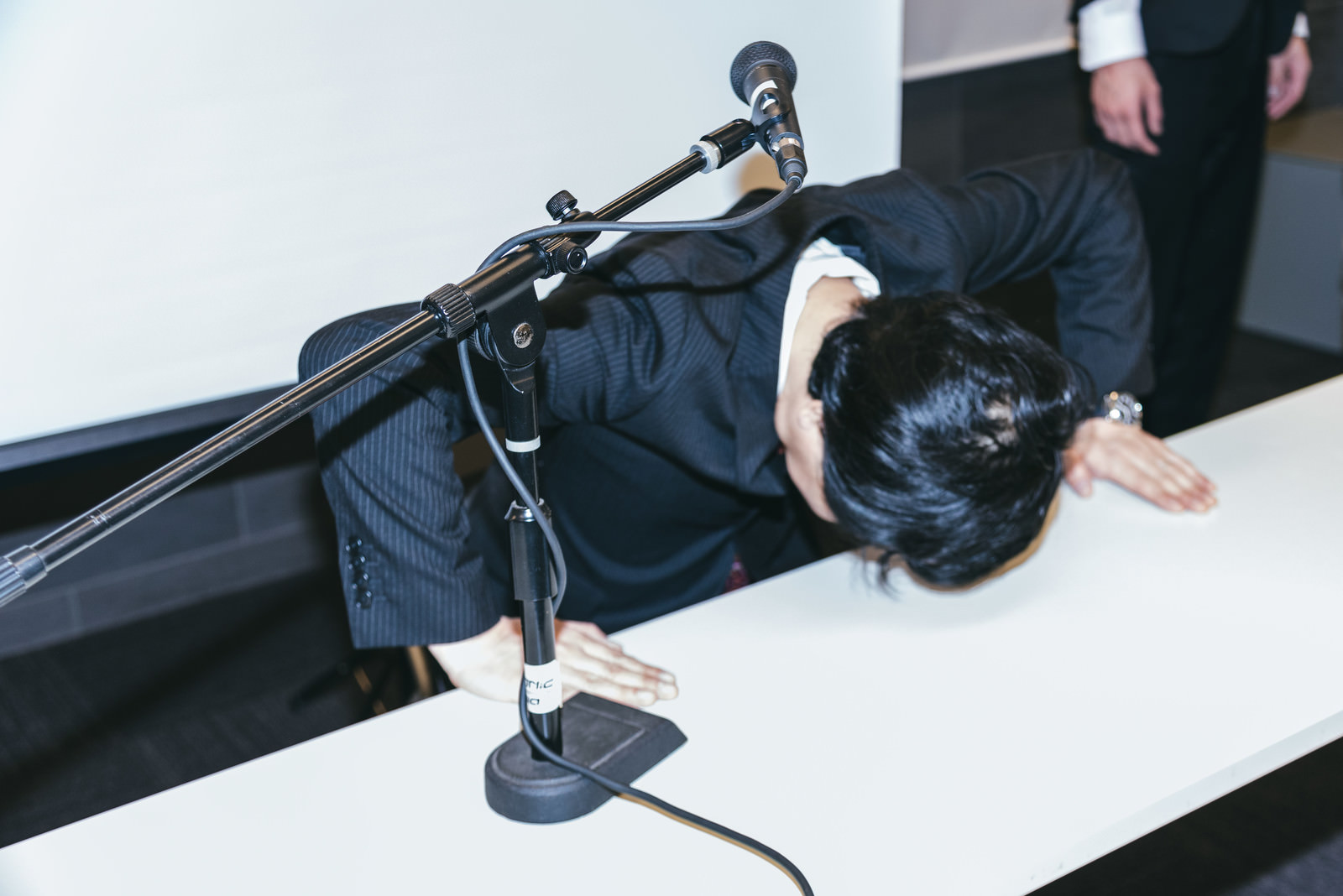 社を代表して謝罪するの写真 画像 を無料ダウンロード フリー素材のぱくたそ 社を代表して謝罪するの写真 画像 を無料ダウンロード フリー素材のぱくたそ