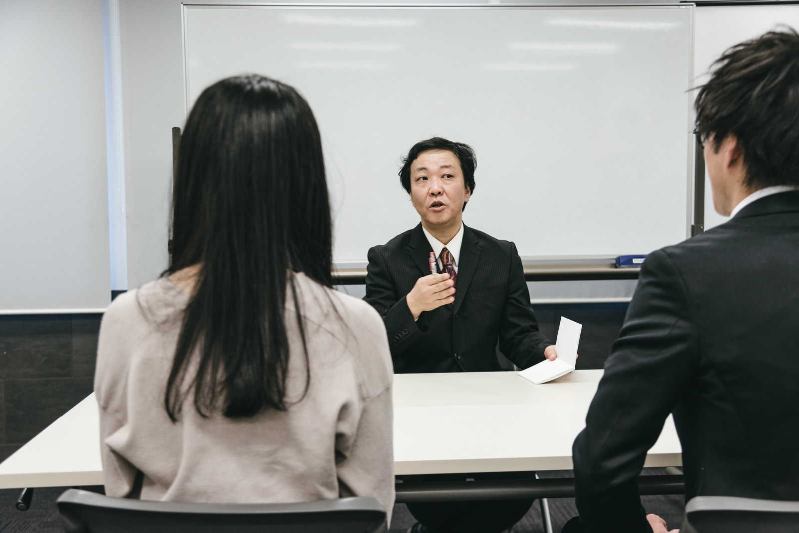 「人事担当が面接中 | フリー素材のぱくたそ」の写真［モデル：のせさん］