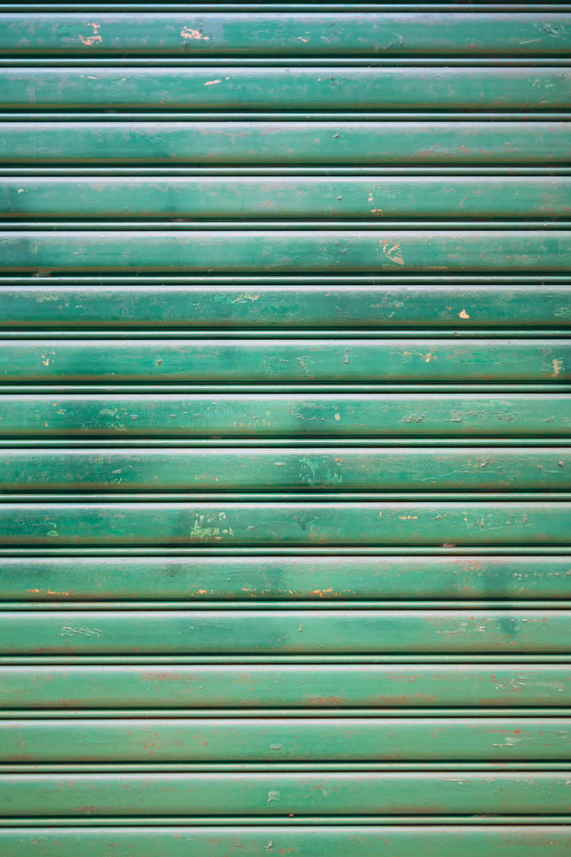 「緑色の塗装を施したシャッターのテクスチャー | フリー素材のぱくたそ」の写真