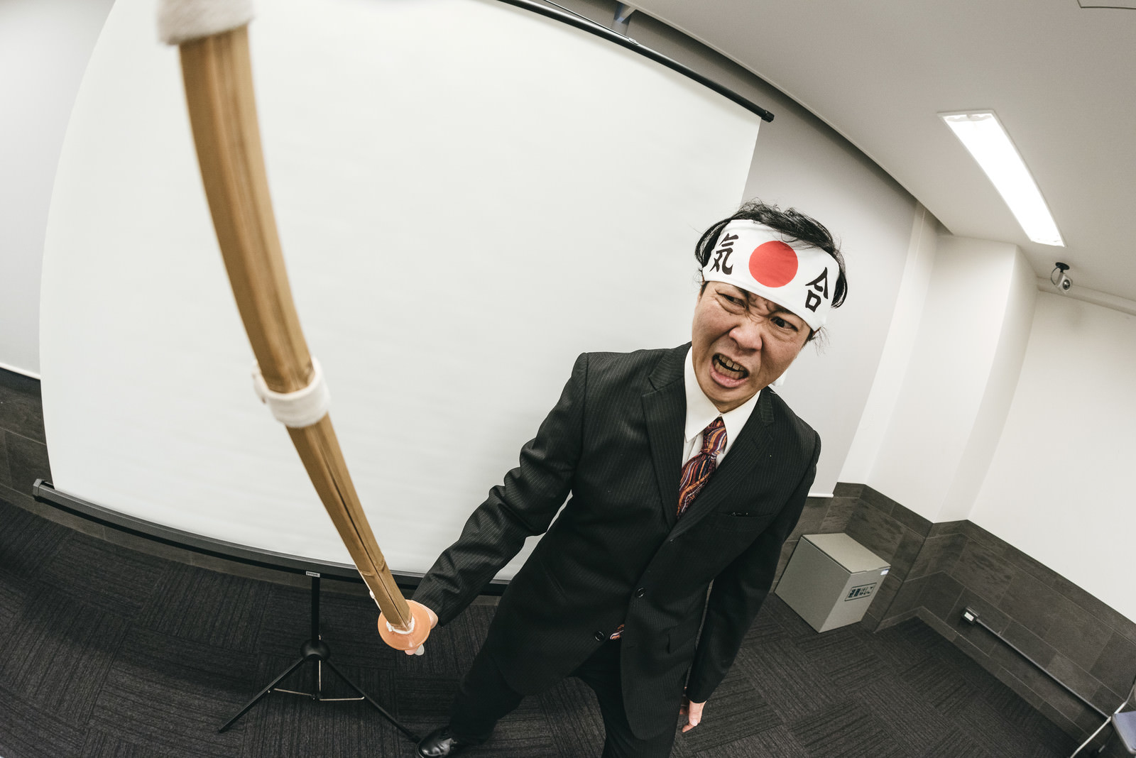 竹刀をぶん回す気合のハチマキを巻いた上司の写真を無料ダウンロード フリー素材 ぱくたそ 竹刀をぶん回す気合のハチマキを巻いた上司の写真を無料ダウンロード フリー素材 ぱくたそ