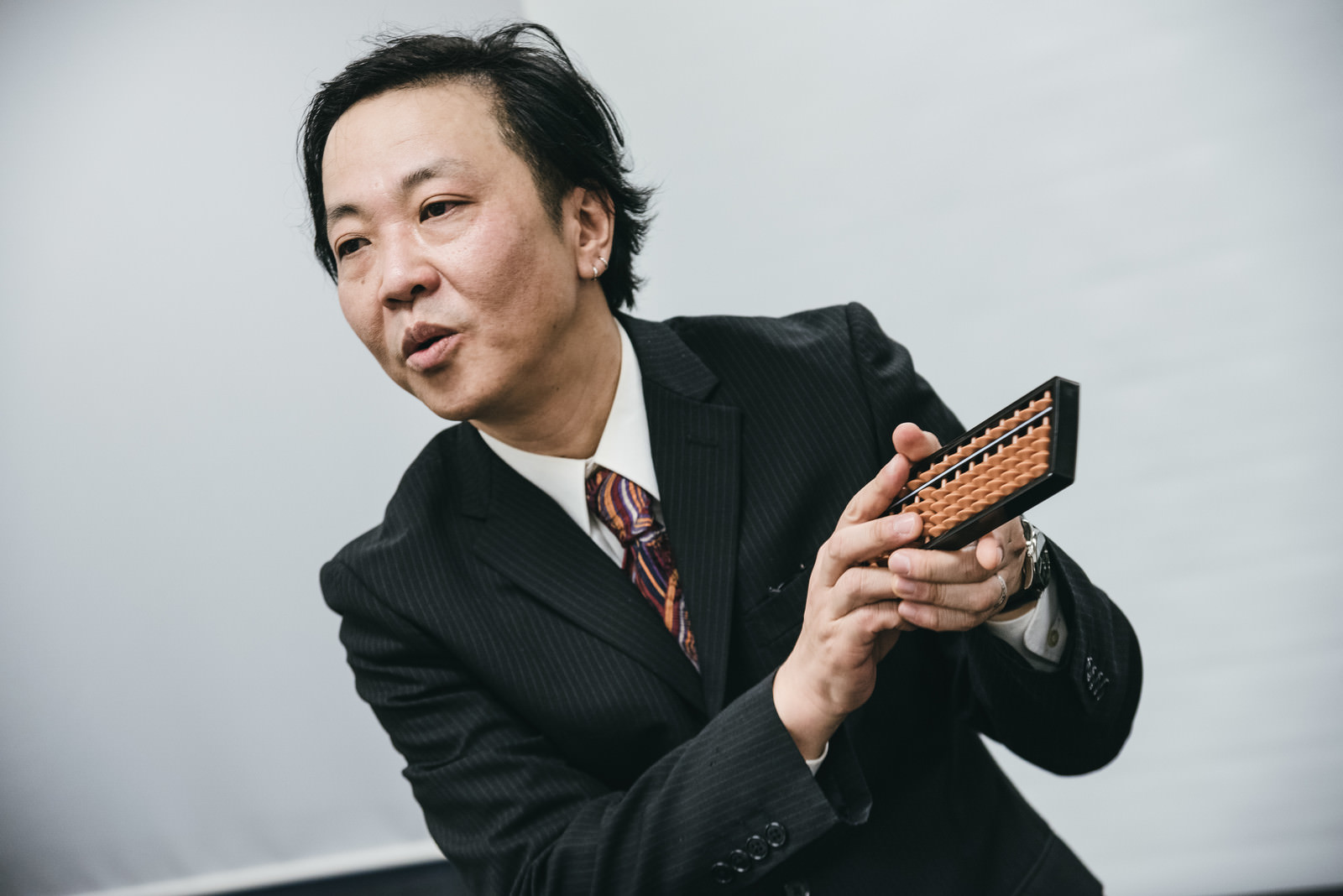 価格交渉の時はいつもそろばんを持ってくる営業の男性の写真を無料ダウンロード フリー素材 ぱくたそ 価格交渉の時はいつもそろばんを持ってくる営業の男性の写真を無料ダウンロード フリー素材 ぱくたそ