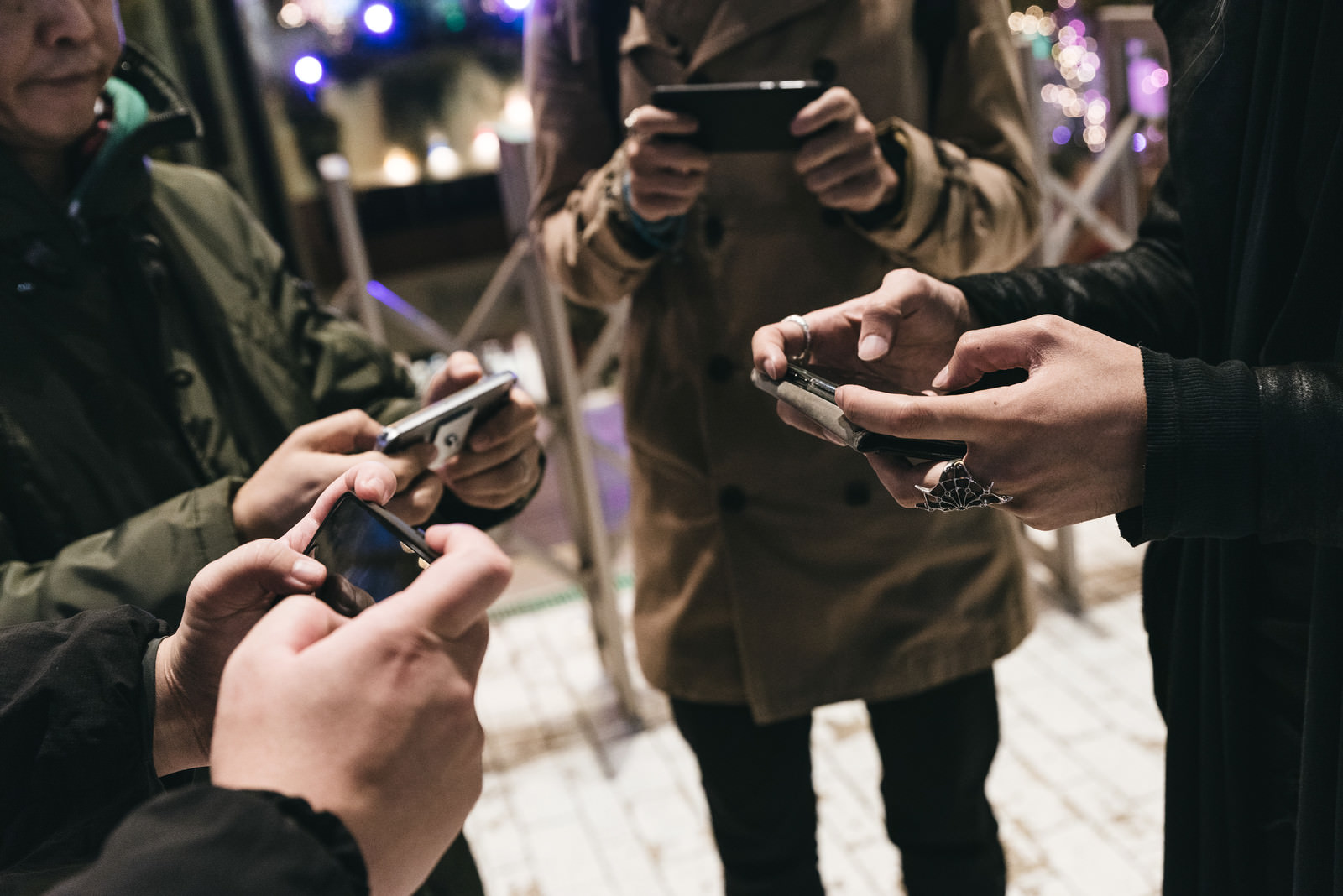 「仲間と集まってスマホゲームをする」の写真