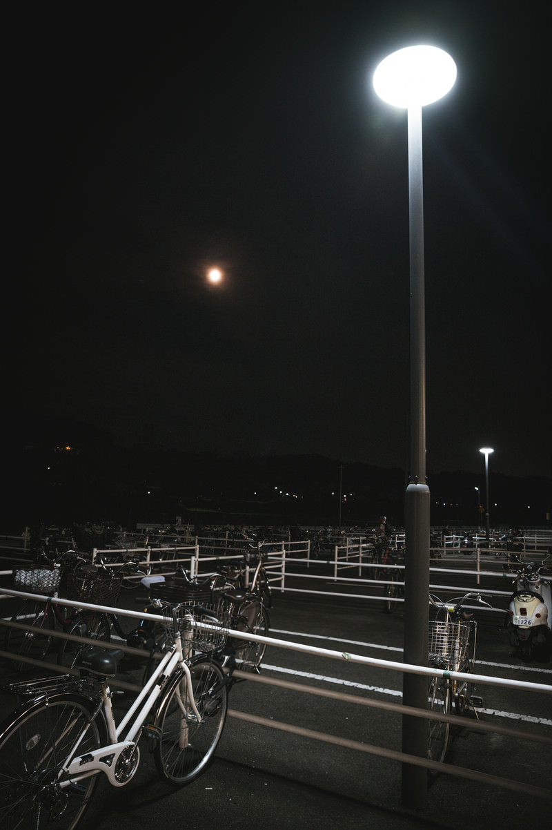 「夜の駐輪場と自転車 | フリー素材のぱくたそ」の写真