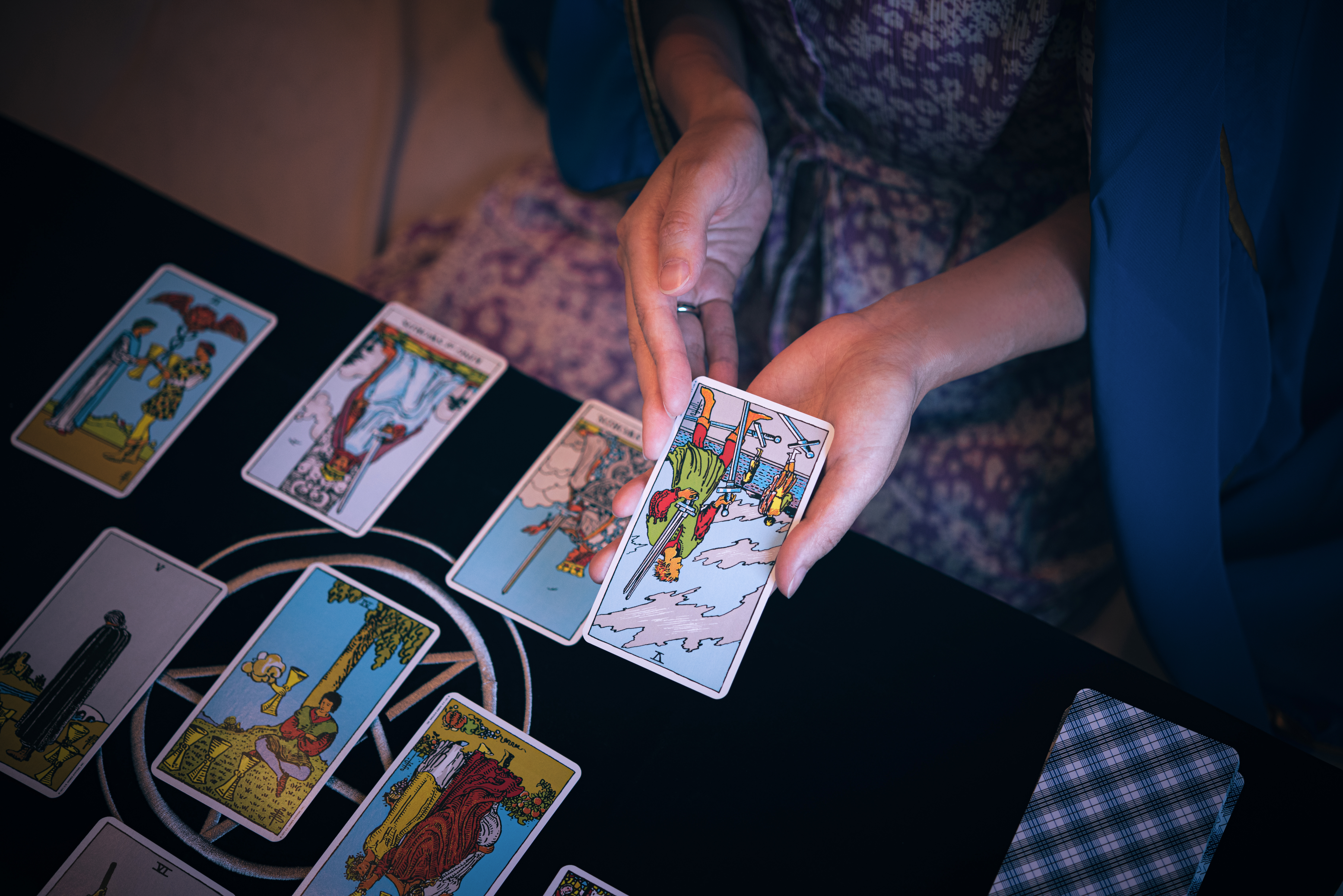 タロットカードで選んだのはソードの５の写真を無料ダウンロード フリー素材 ぱくたそ