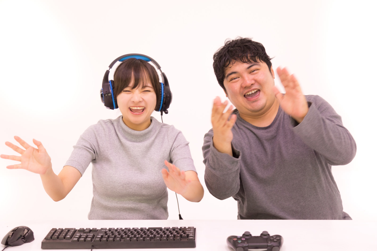 「仲良しなゲーマー男女」［モデル：段田隼人 千歳］