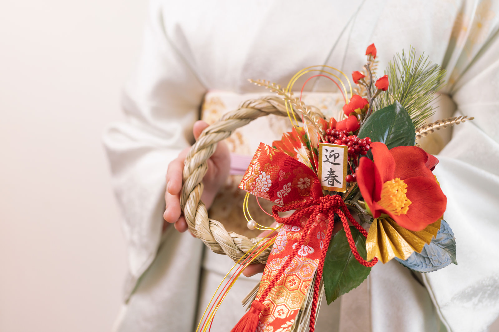 「迎春の正月飾りを持った着物の女性 | フリー素材のぱくたそ」の写真［モデル：yumiko］