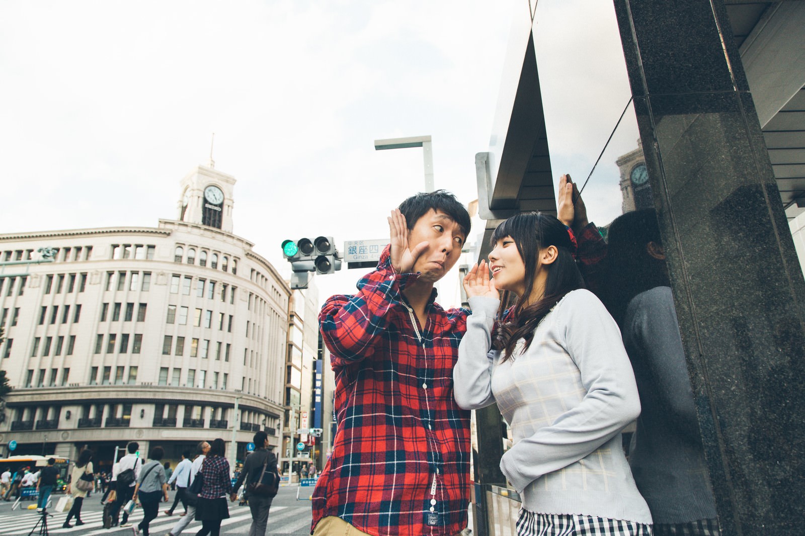 予想外の高額なプレゼントを要求され聞こえないふりをする小金持ちの写真 画像 を無料ダウンロード フリー素材のぱくたそ