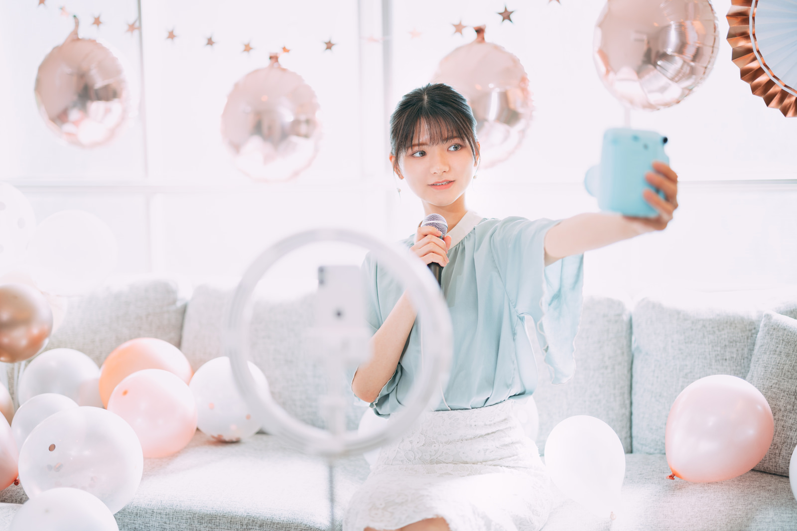 「配信する自撮り女子 | フリー素材のぱくたそ」の写真［モデル：あさのまお］