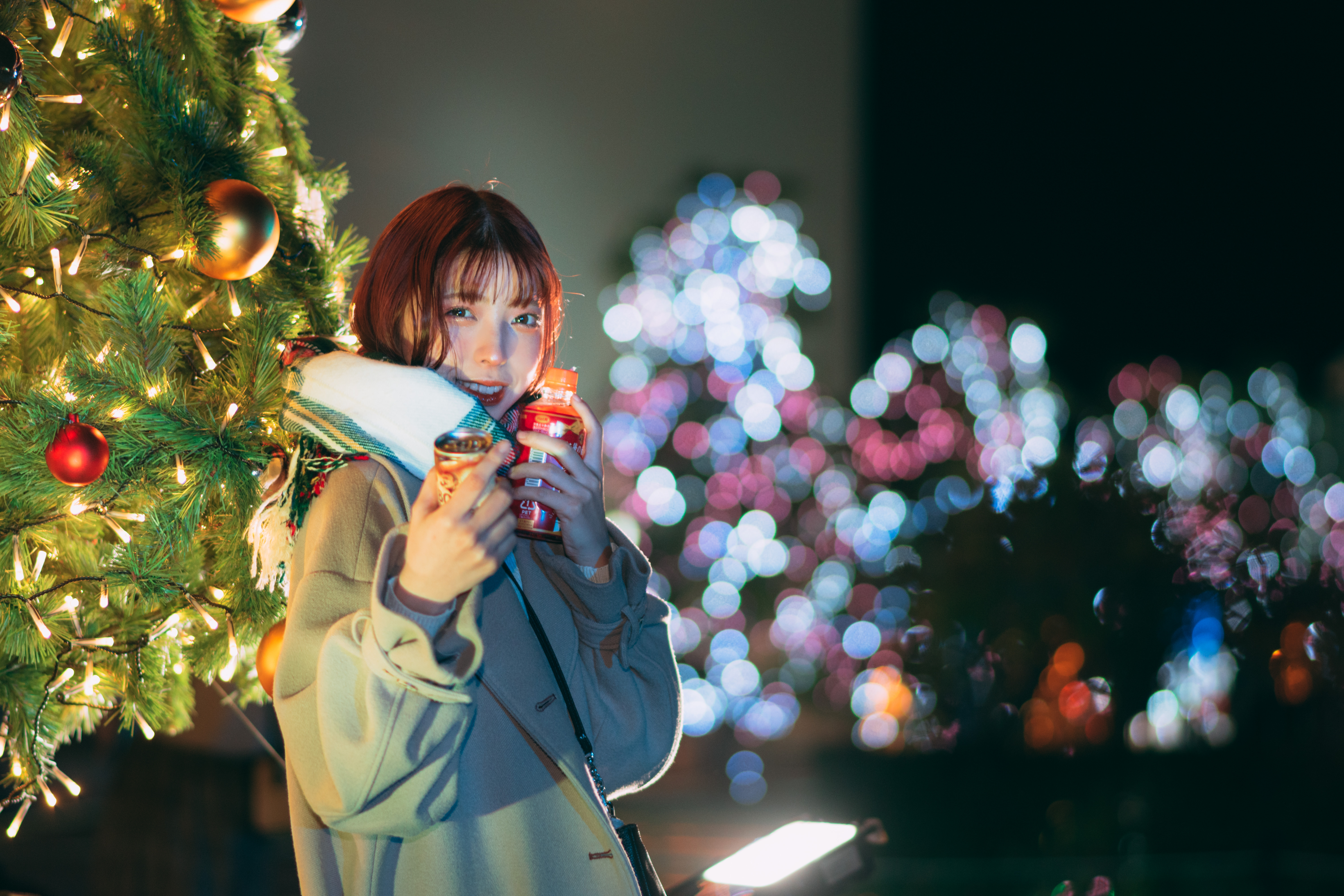 クリスマスツリー前で待ち合わせした嫁が事前に温かい飲み物を買って出迎えてくれたの写真素材 ぱくたそ