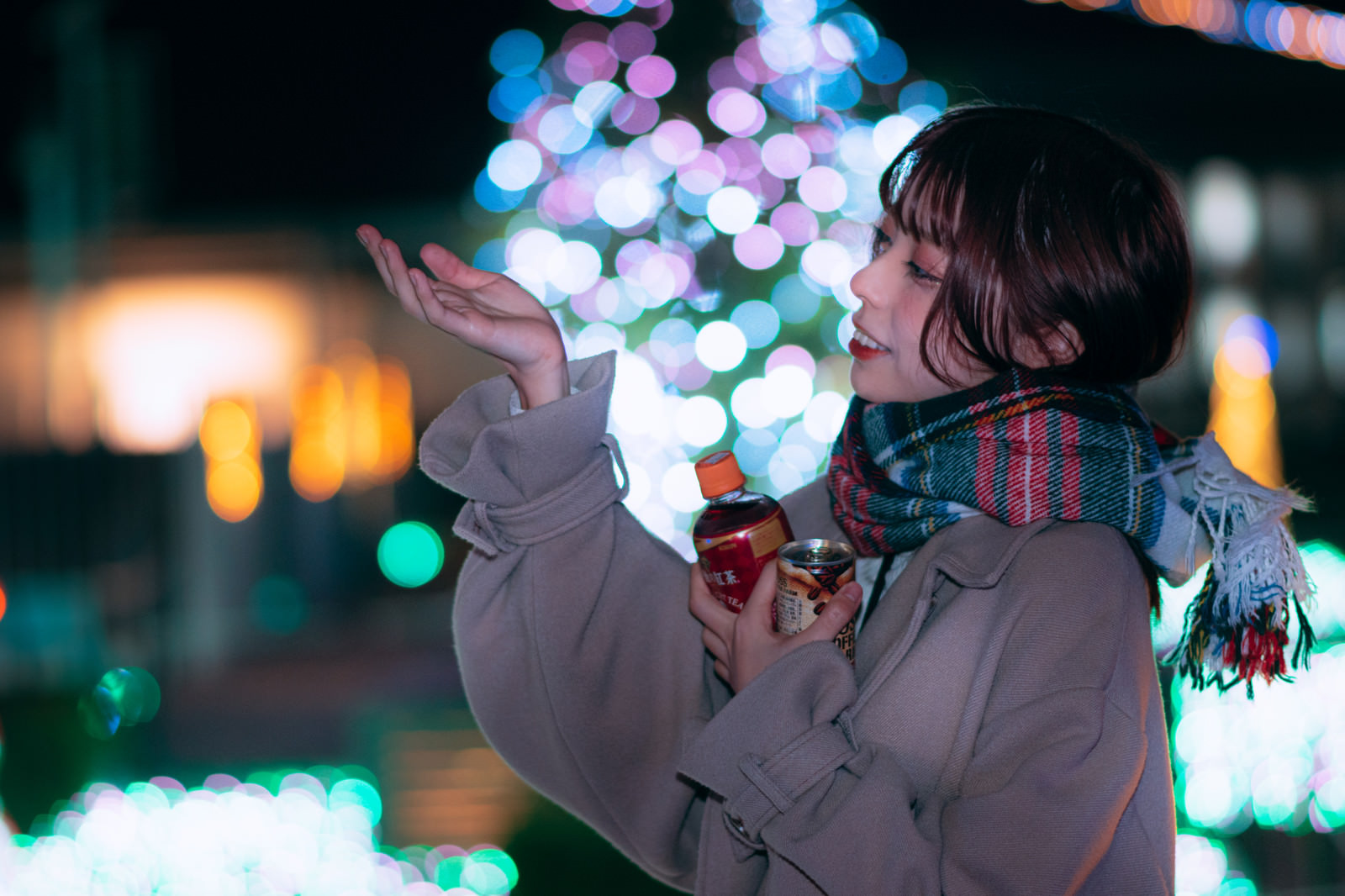 「イルミネーションの玉ボケと喜ぶ彼女」の写真［モデル：高尾実生］