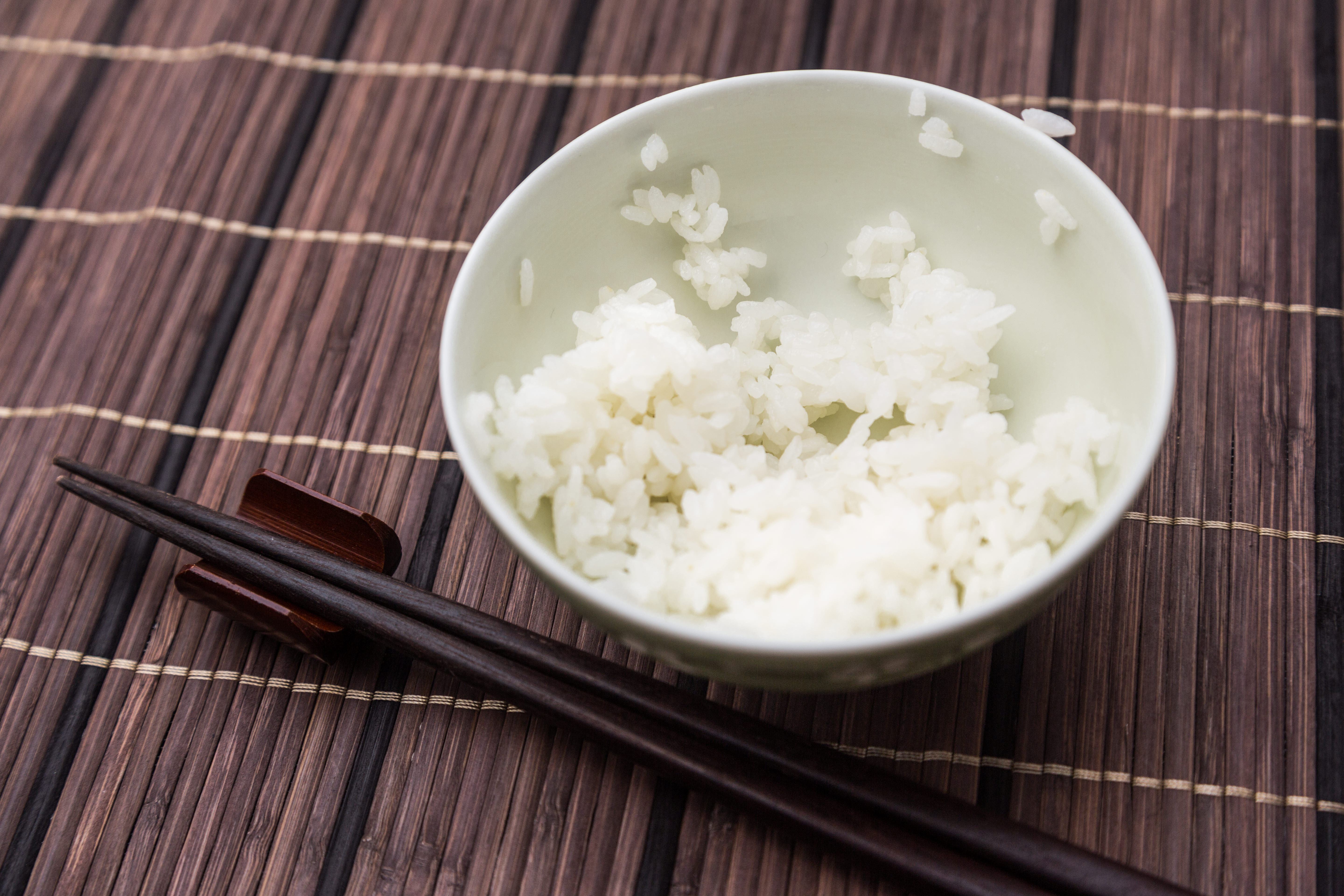 ご飯半分にしておけばよかっと後悔しているの写真を無料ダウンロード フリー素材 ぱくたそ ご飯半分にしておけばよかっと後悔しているの写真を無料ダウンロード フリー素材 ぱくたそ