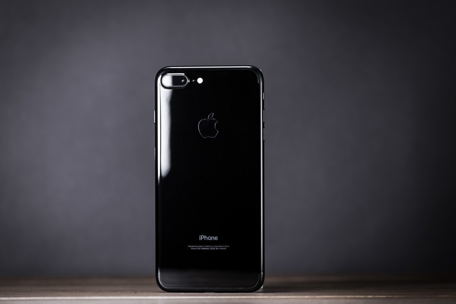 「光沢の反射が美しいブラックモデルのスマートフォン | フリー素材のぱくたそ」の写真