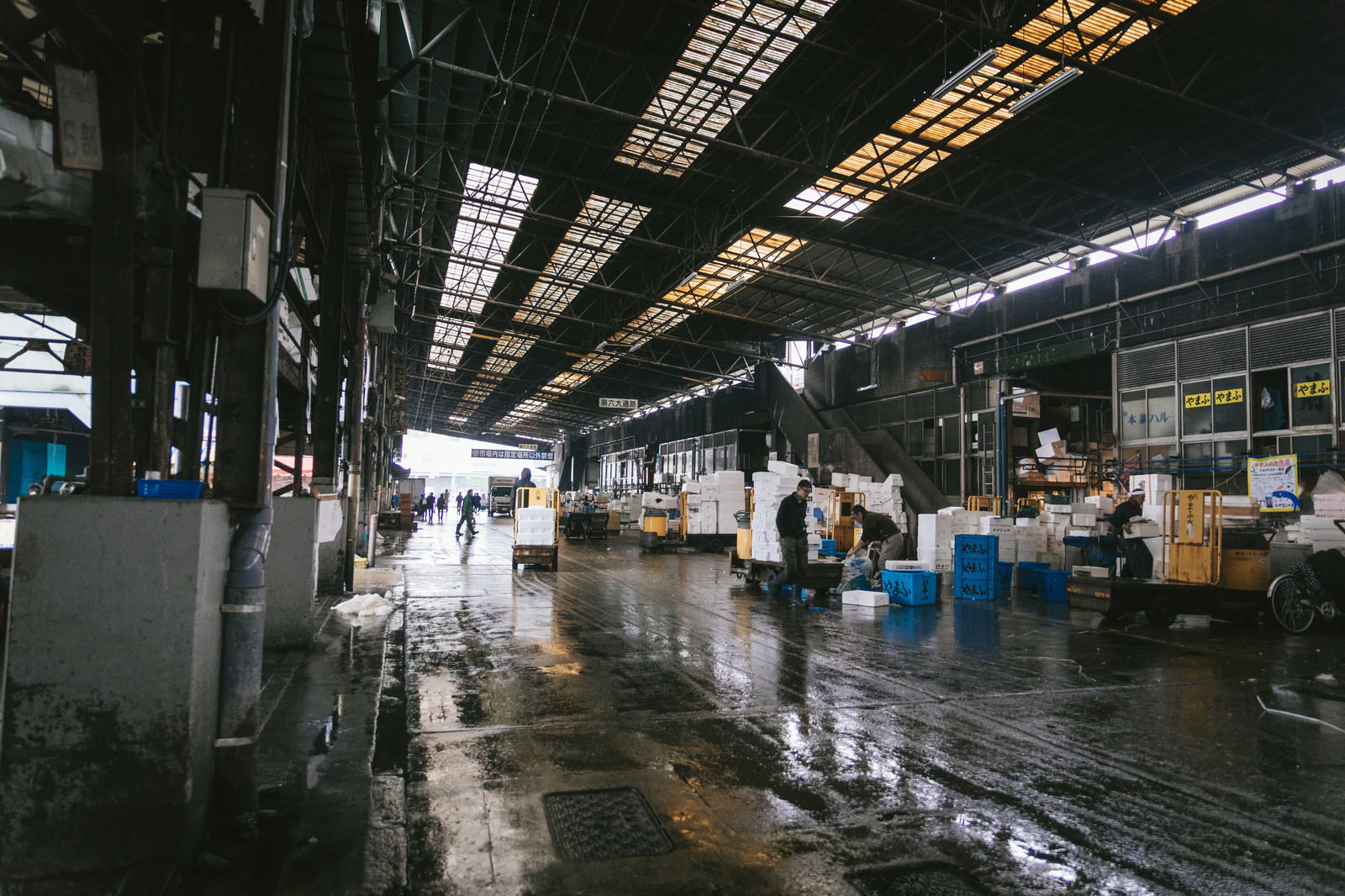 「築地市場内（水産物部仲卸売場前）」の写真