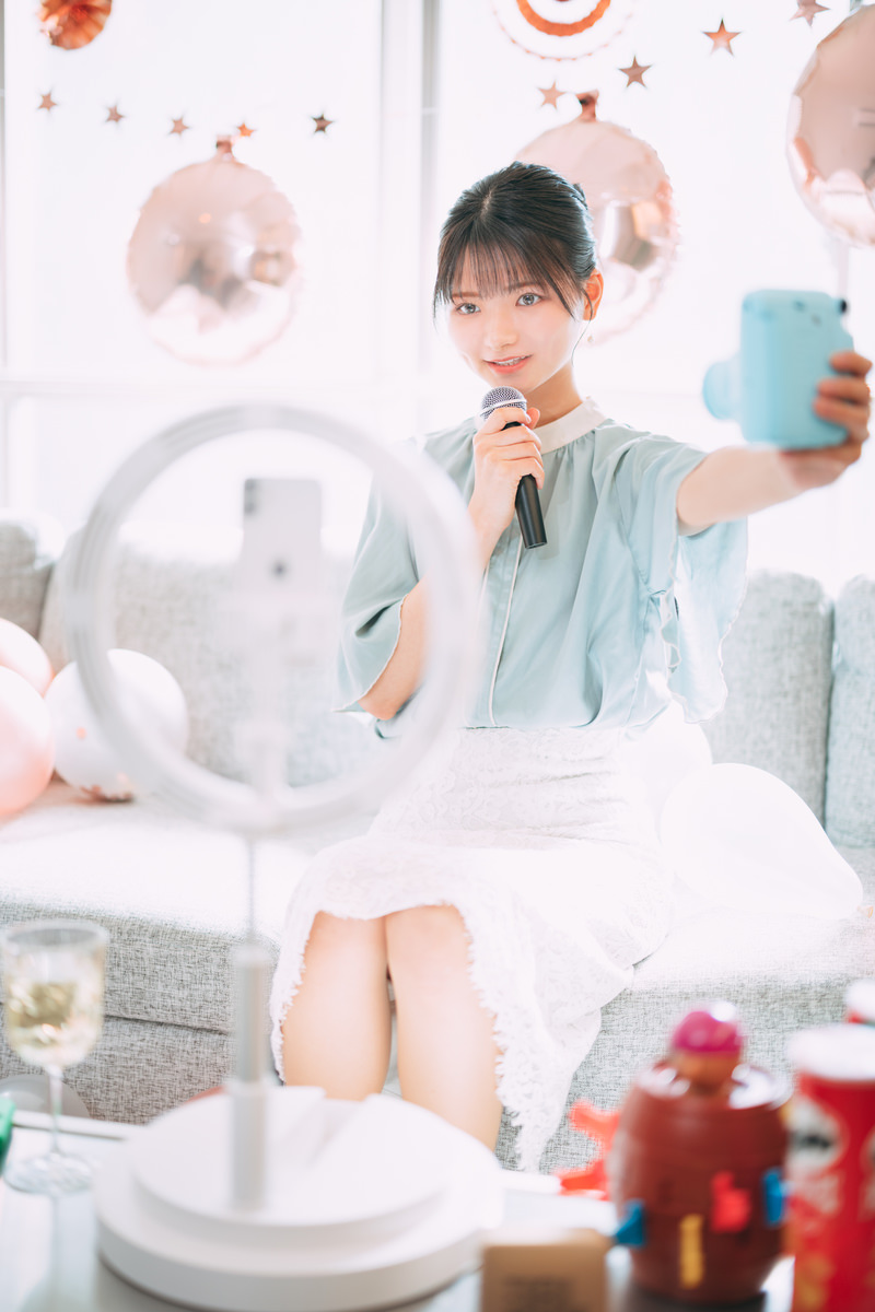 「記念日に生配信するYouTuber | フリー素材のぱくたそ」の写真［モデル：あさのまお］