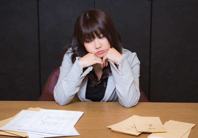 採用と辞表ばかりで困る人事の女性の写真