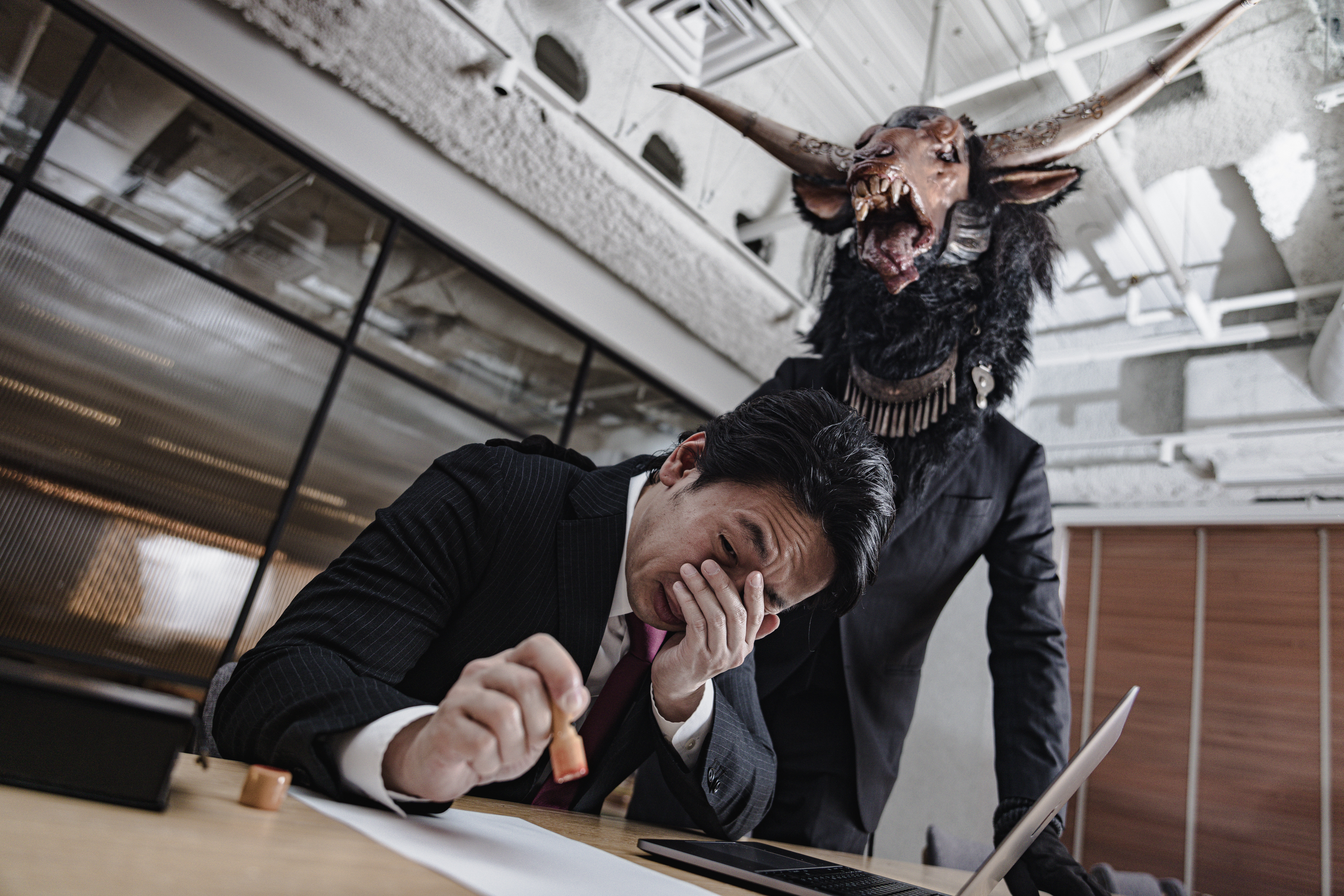 悪魔と契約を結ぶ会社員の写真を無料ダウンロード フリー素材 ぱくたそ