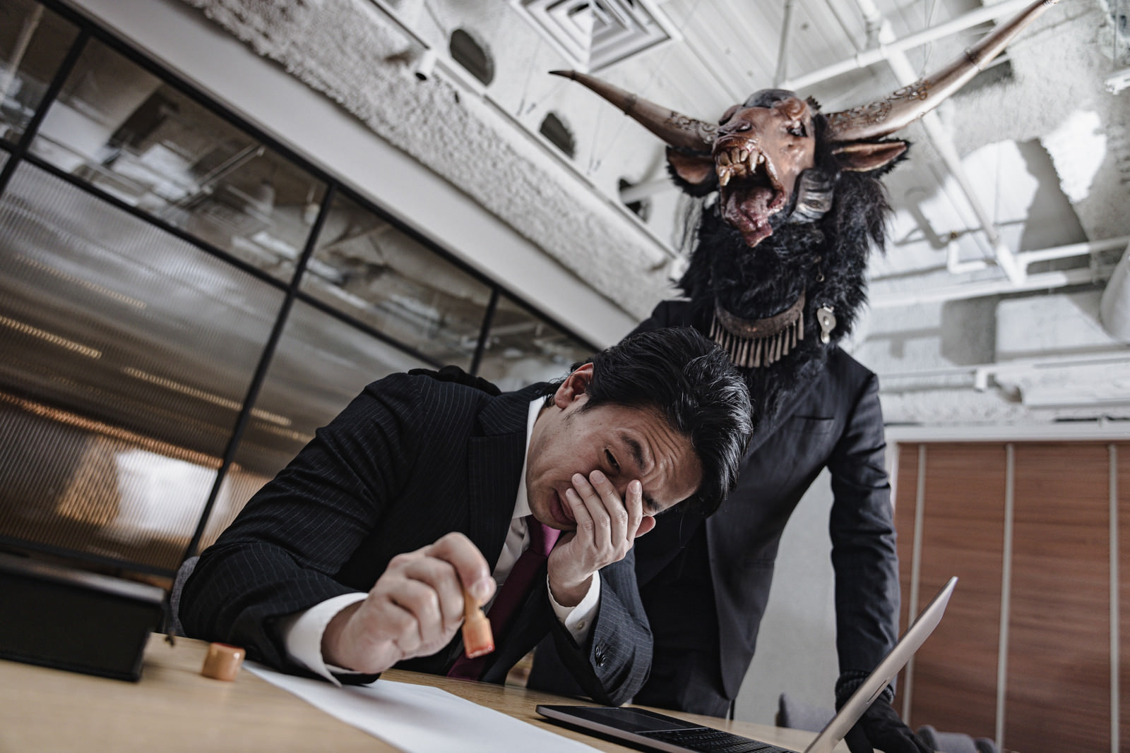 「悪魔と契約を結ぶ会社員」の写真