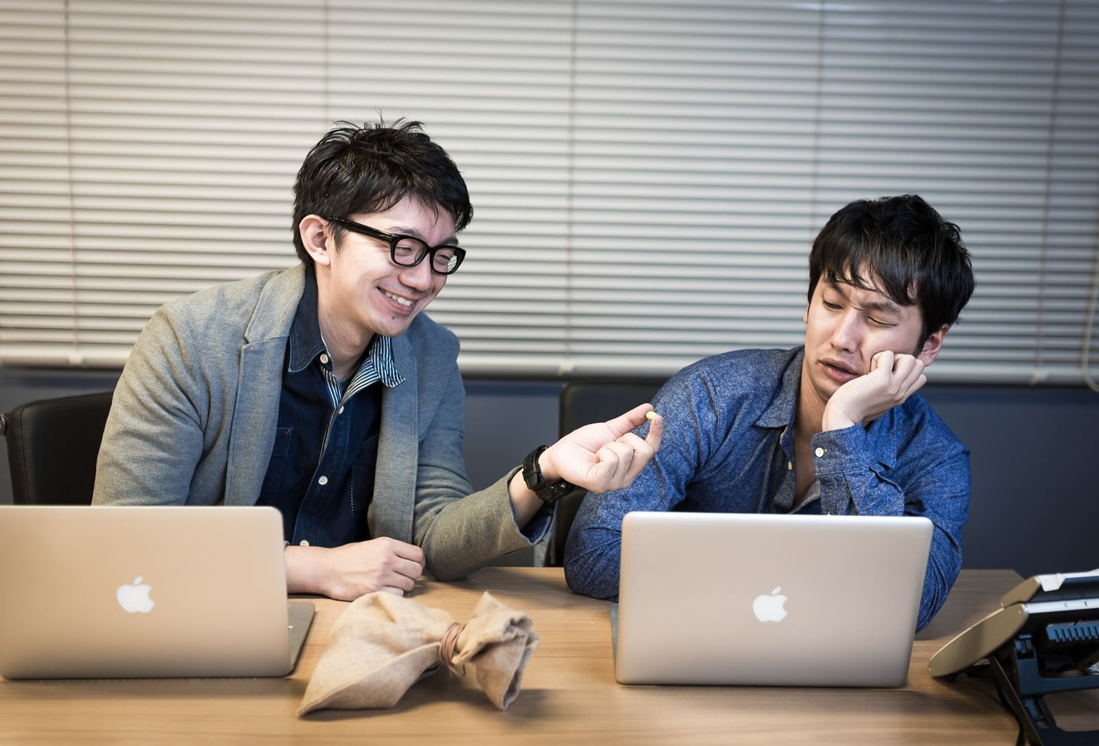 「「デスマ？これ食って元気だせよ」っと強要してくるプロジェクトリーダー「デスマ？これ食って元気だせよ」っと強要してくるプロジェクトリーダー」［モデル：大川竜弥 OZPA］のフリー写真素材を拡大