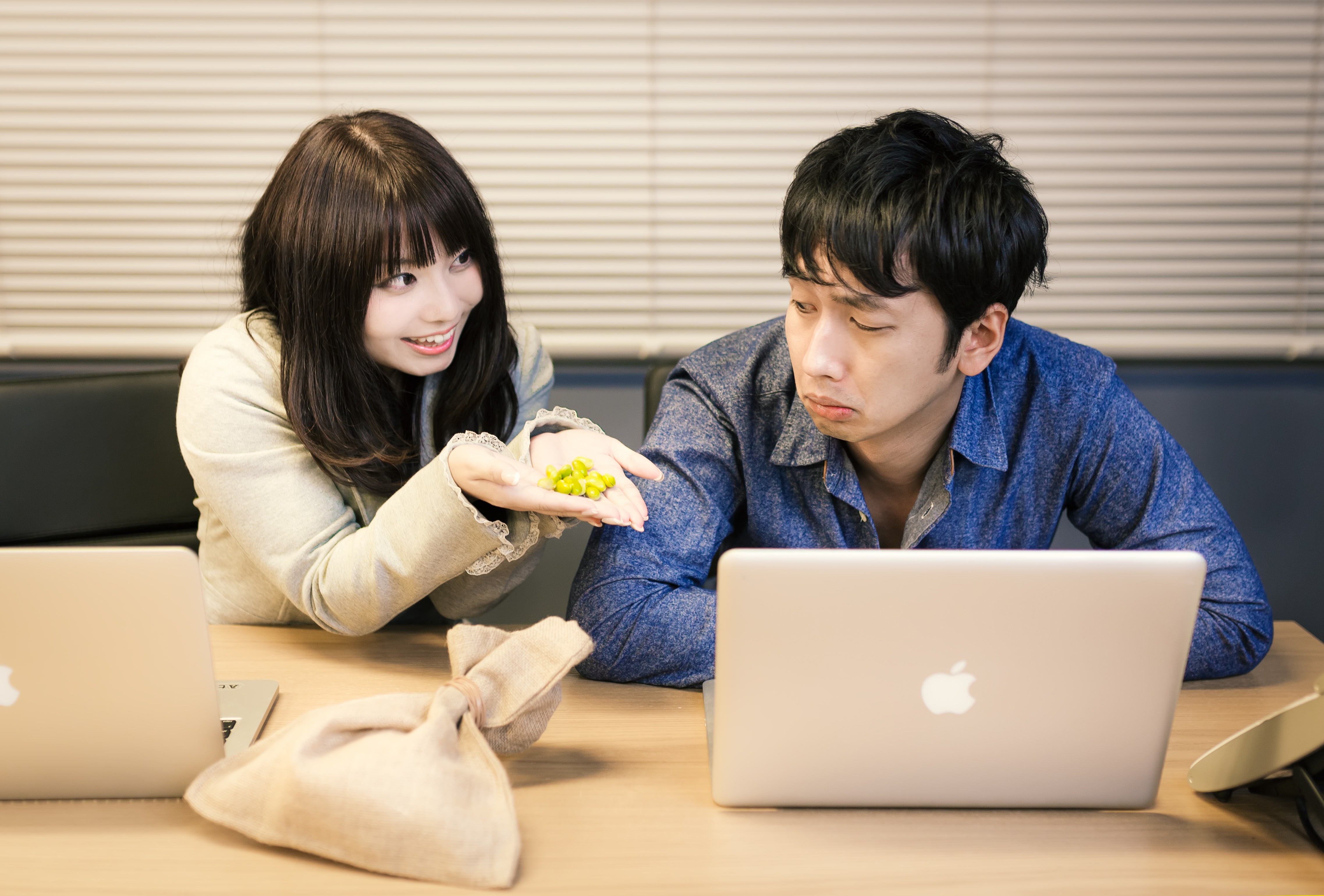 体調不良の部下に 元気になる薬を勧める上司の写真素材 ぱくたそ