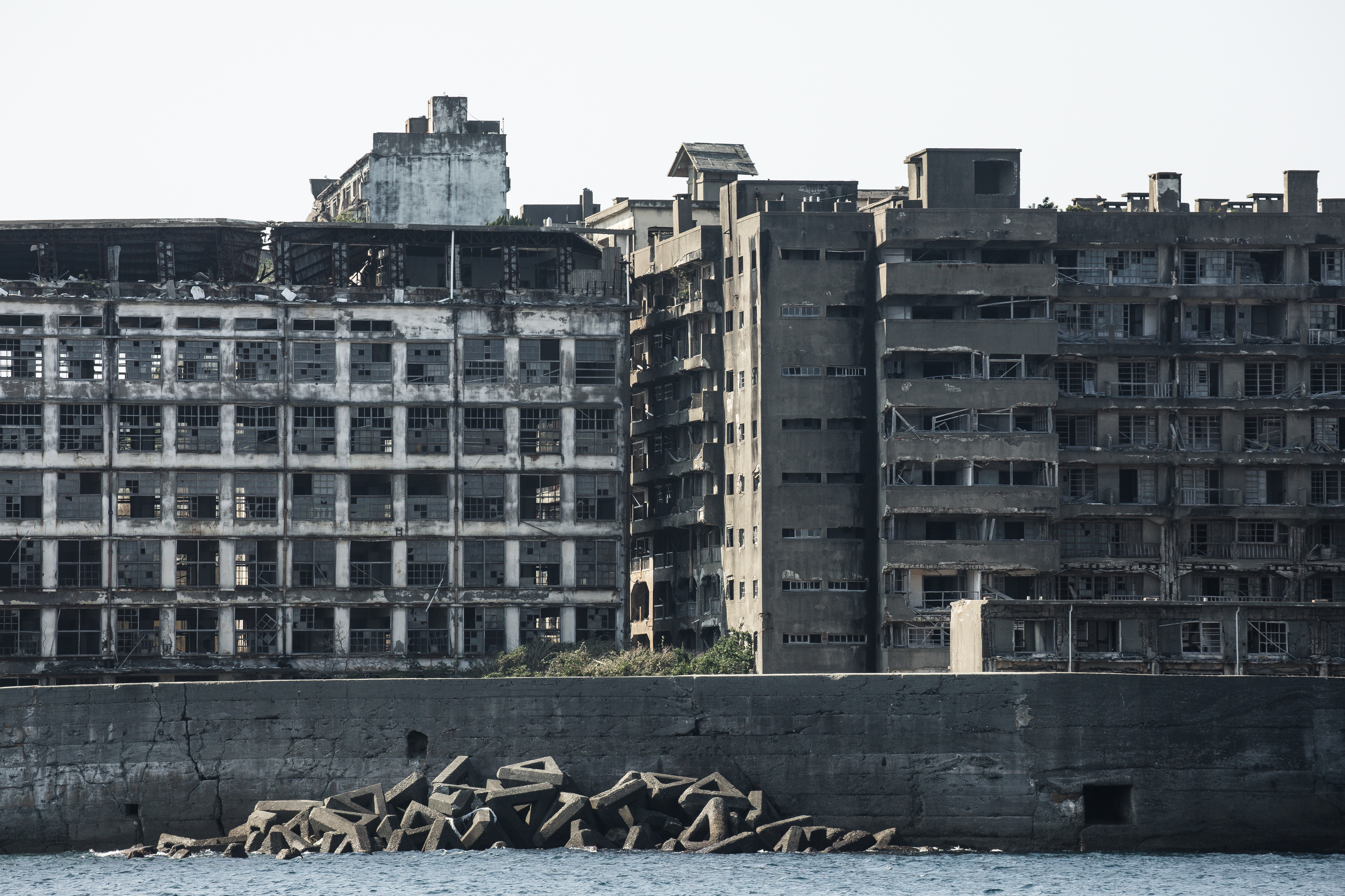 海上から見る軍艦島 70号棟端島小中学校跡 端島保育園跡 の写真素材 ぱくたそ