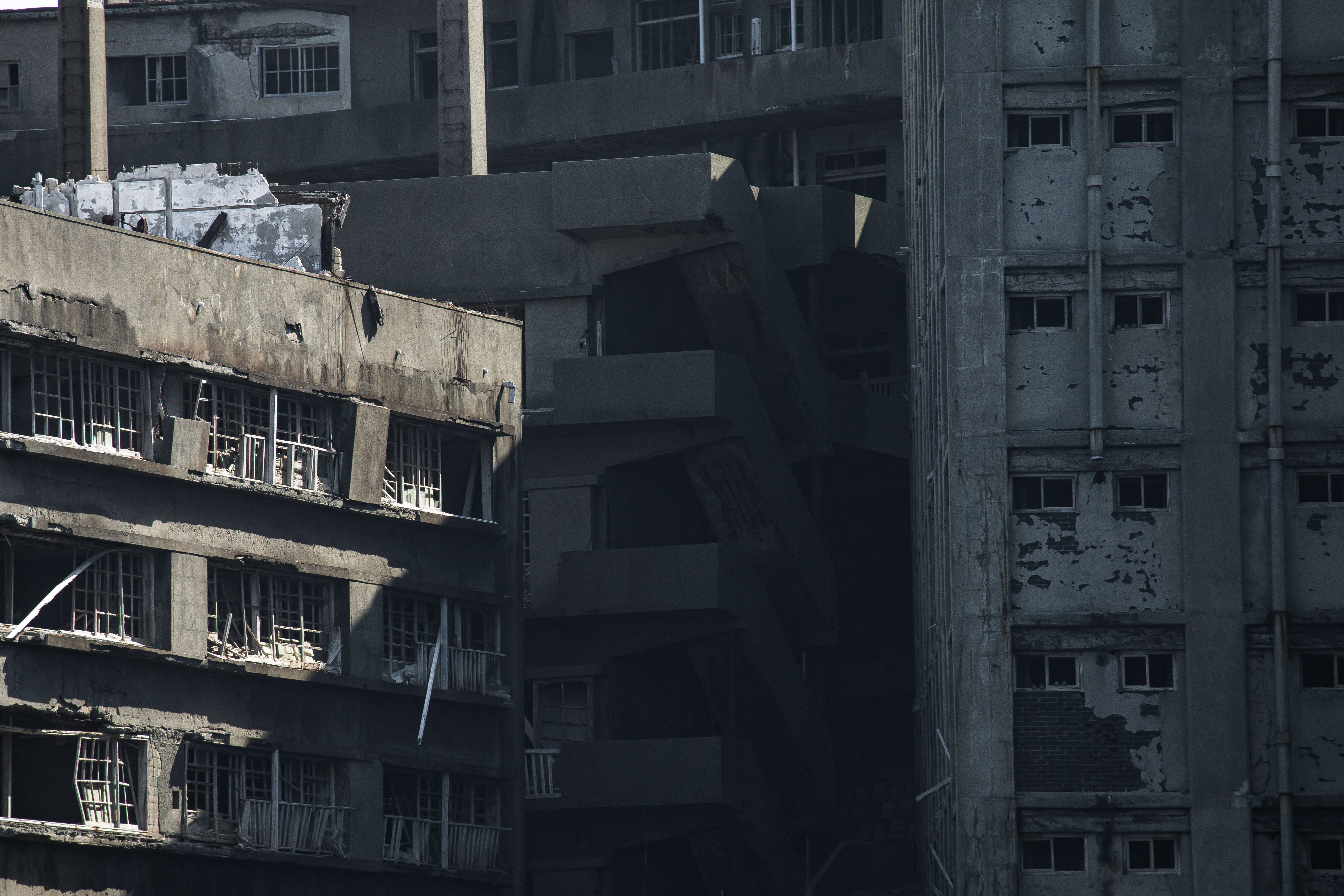 地獄段を囲む建物 軍艦島 の写真を無料ダウンロード フリー素材 ぱくたそ