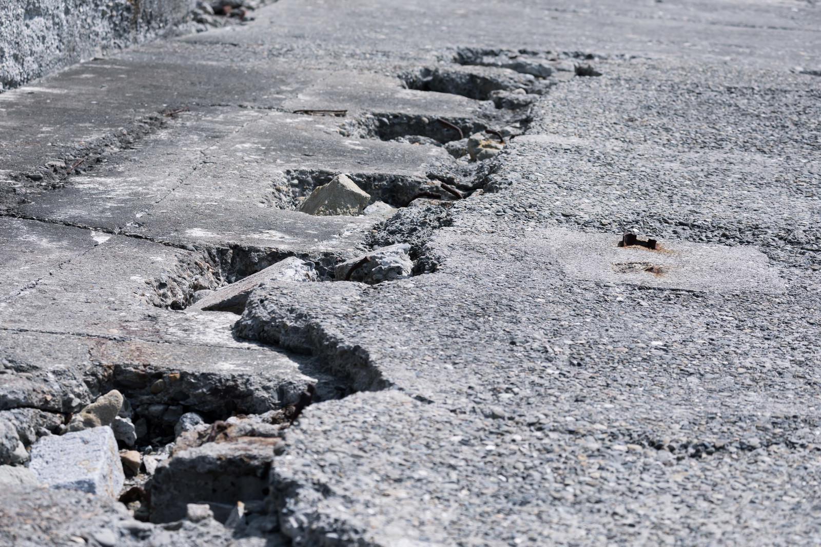 「ヒビ割れが著しいコンクリート」の写真