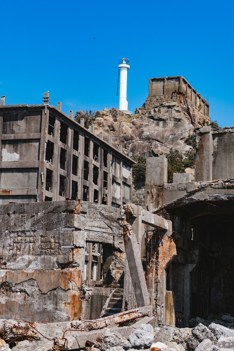 高台に聳え立つ肥前端島灯台 軍艦島 の写真素材 Jpg画像 をトリミング ぱくたそ