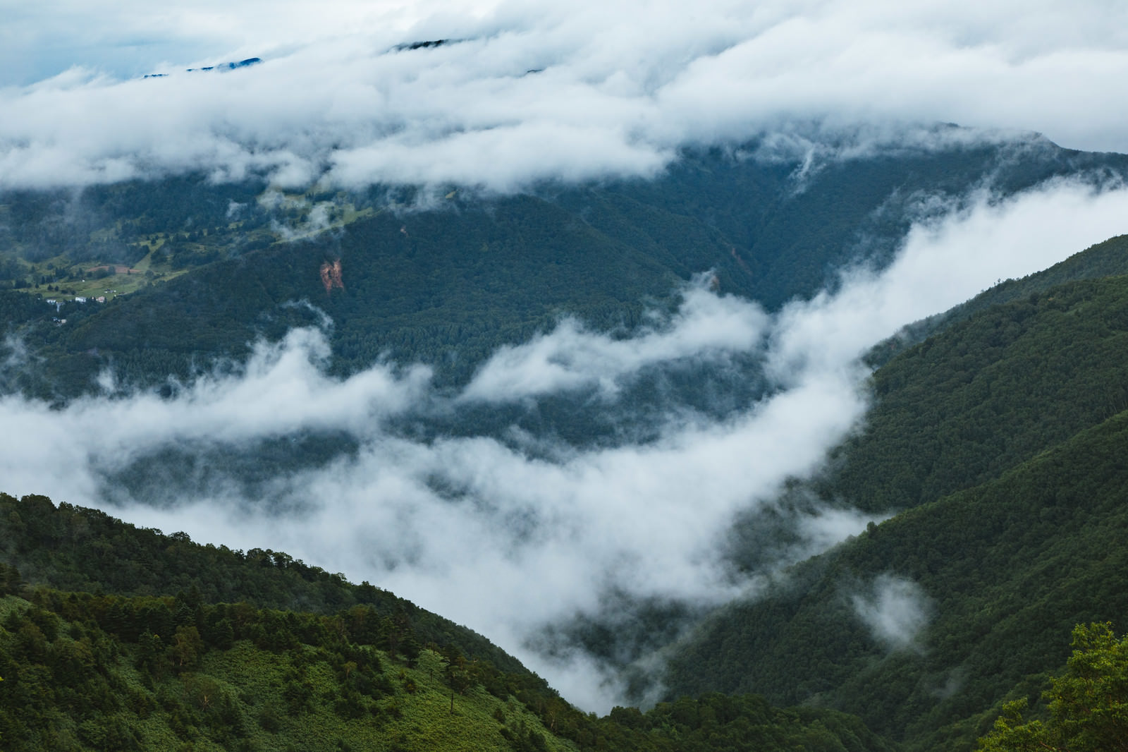 山の切れ目と雲のフリー素材