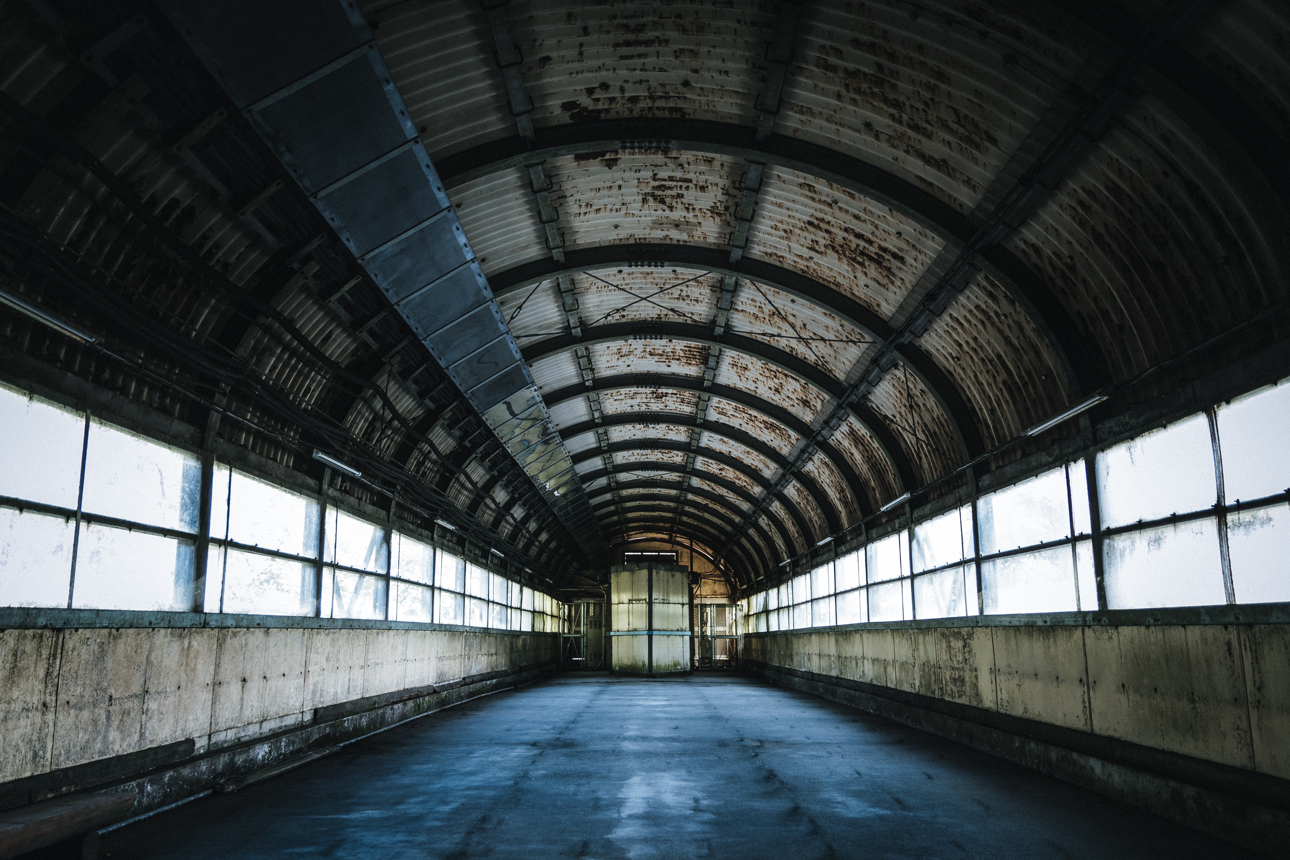 廃墟感漂う土合駅のアーチ型通路の写真を無料ダウンロード フリー素材 ぱくたそ
