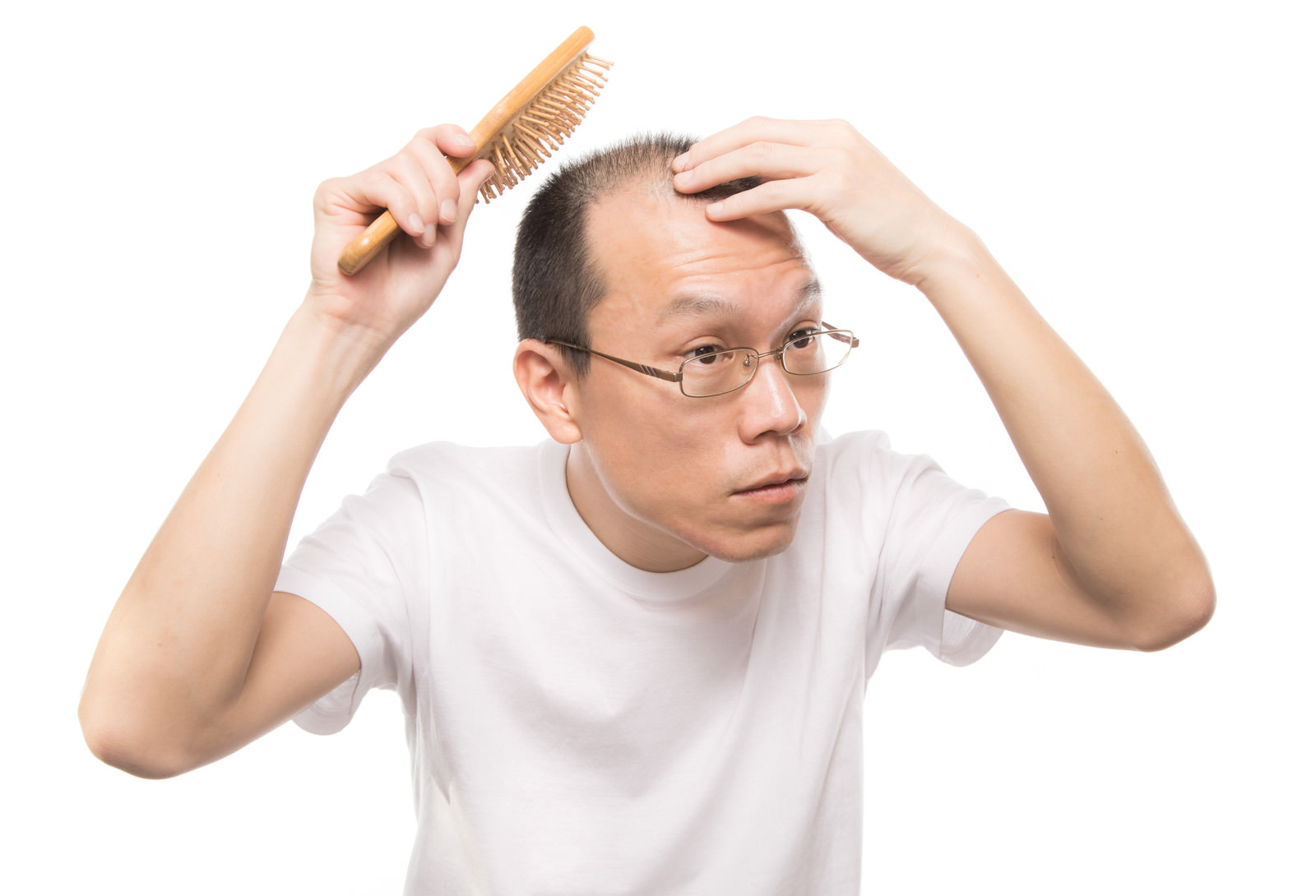 頭皮ケアブラシでマッサージする薄毛男性の写真 画像 を無料ダウンロード フリー素材のぱくたそ