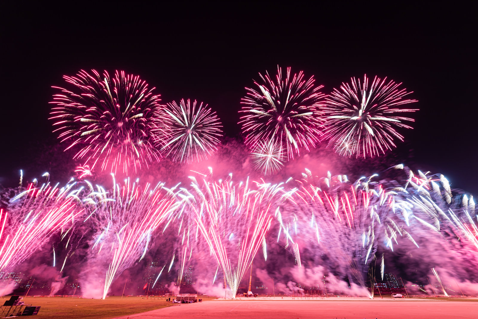 「連発で打ち上げる花火（江戸川区花火大会）」の写真