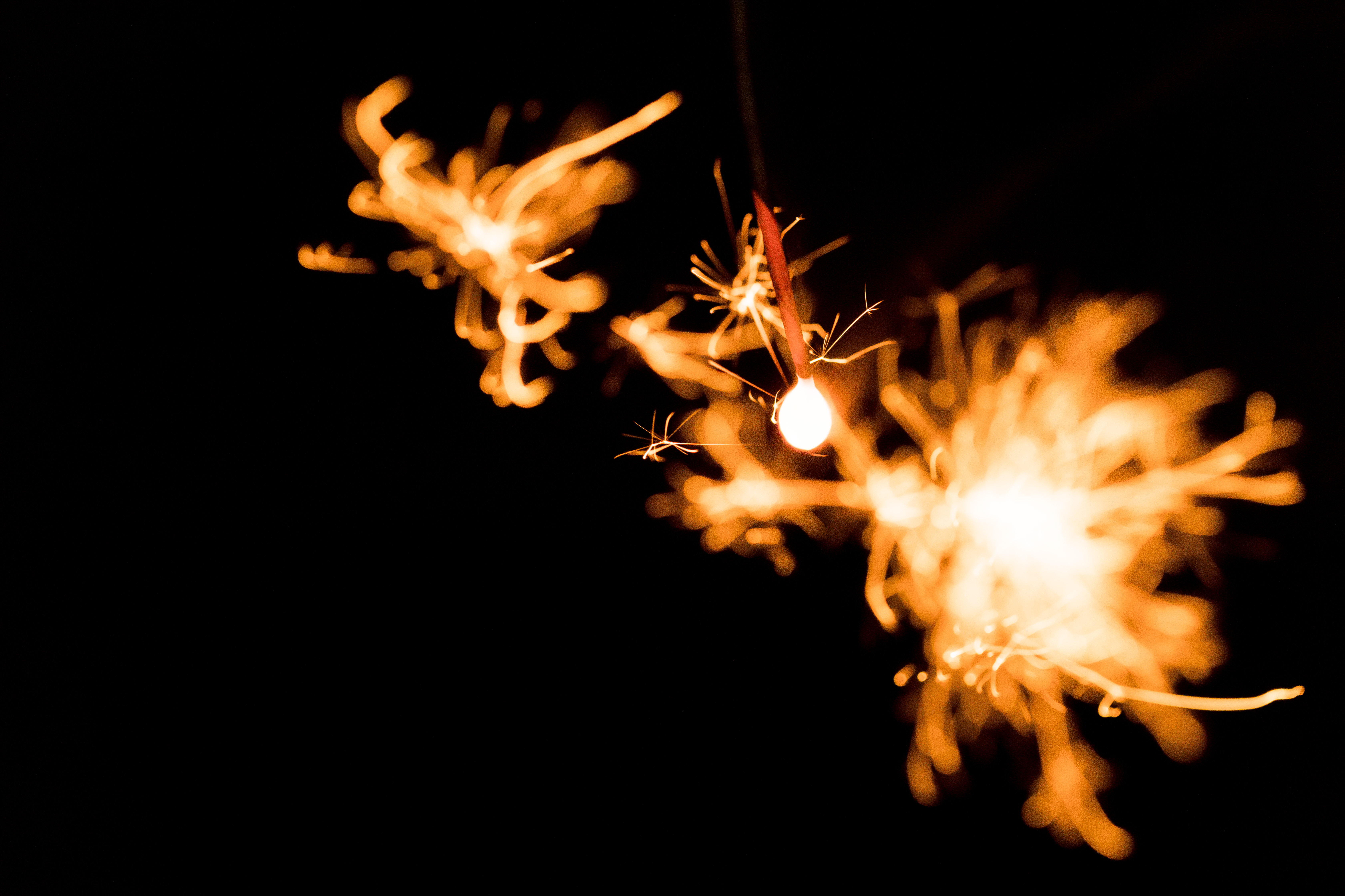 弾けた火花の写真 画像 を無料ダウンロード フリー素材のぱくたそ