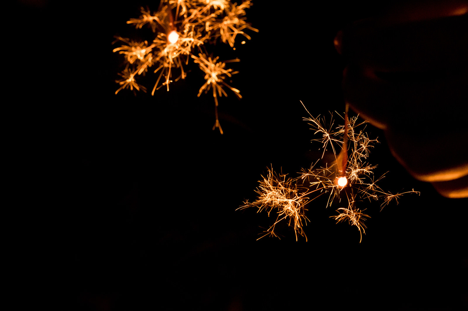 夜は線香花火を楽しむの写真 画像 を無料ダウンロード フリー素材のぱくたそ 夜は線香花火を楽しむの写真 画像 を無料ダウンロード フリー素材のぱくたそ