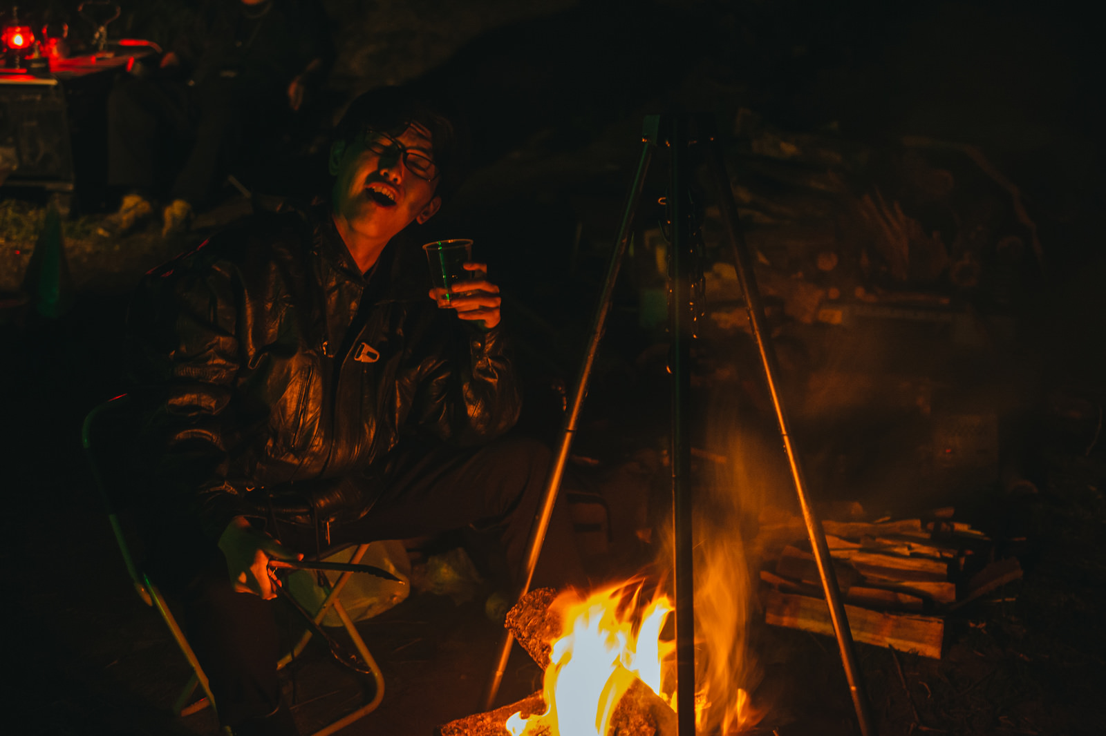 「深夜のキャンプ上で飲んだくれる男性 | フリー素材のぱくたそ」の写真［モデル：花和瞭］