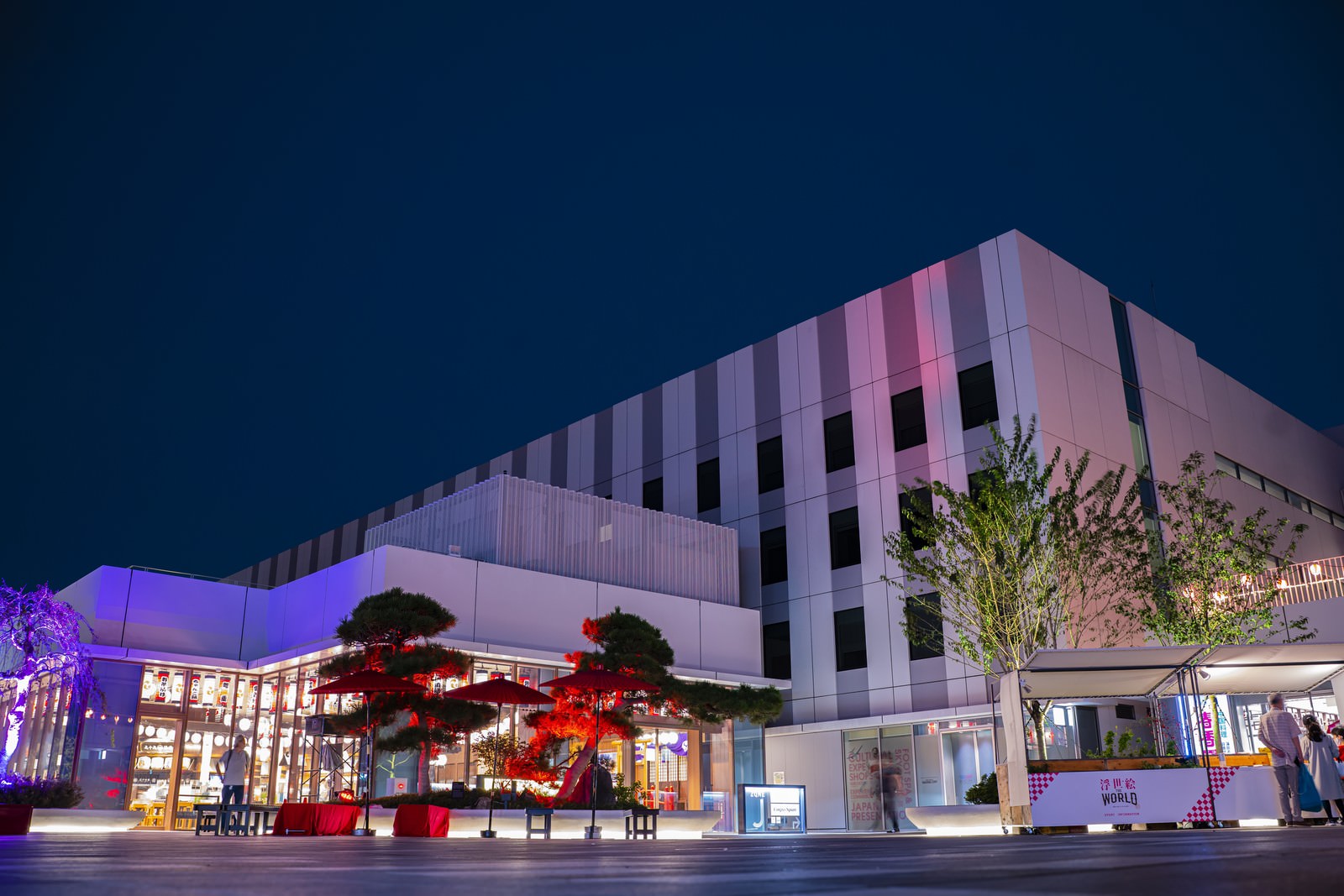夜の大規模総合施設の外観 羽田イノベーションシティ の写真を無料ダウンロード フリー素材 ぱくたそ