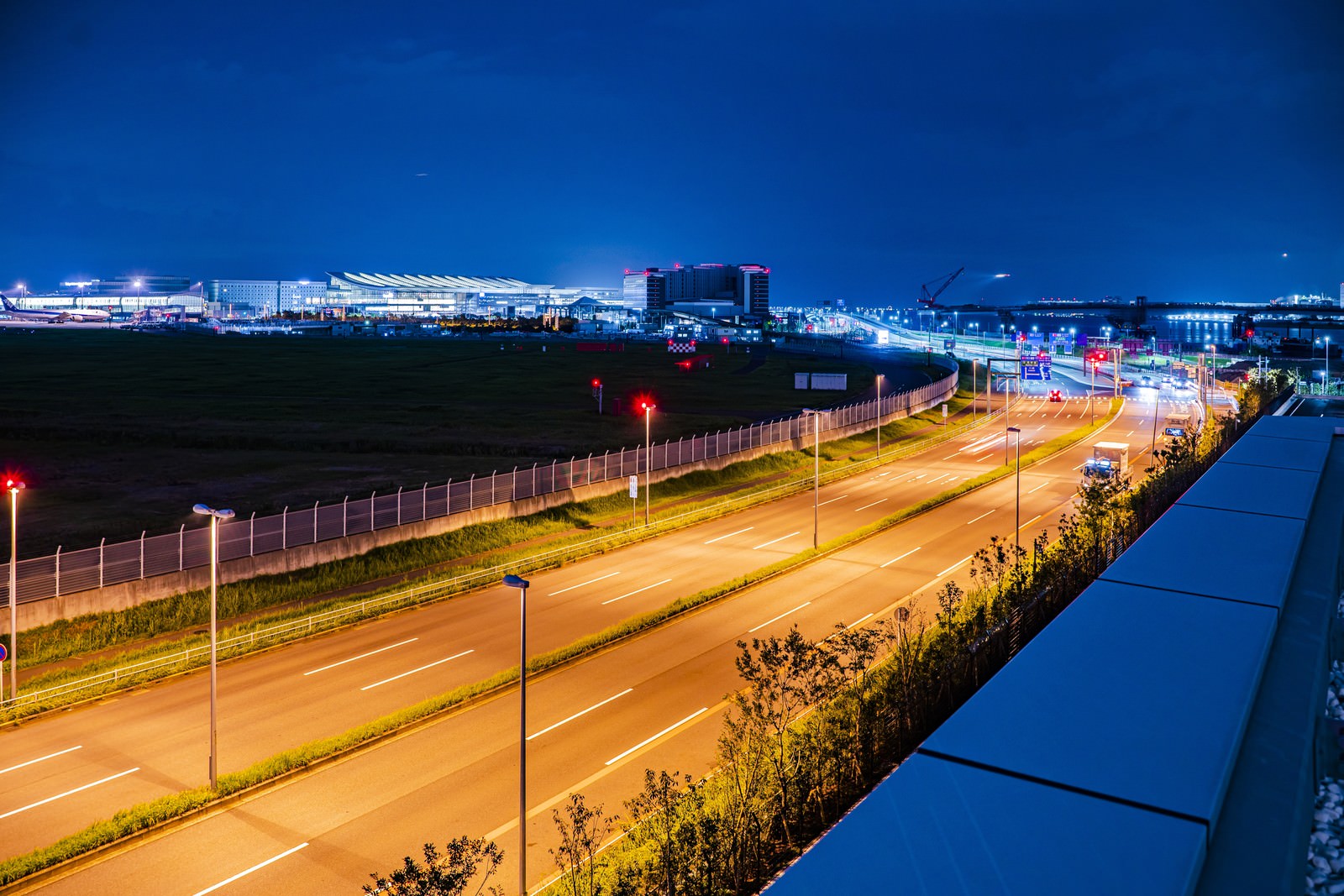 「遠景の羽田空港と羽田イノベーションシティ（夜間）」の写真