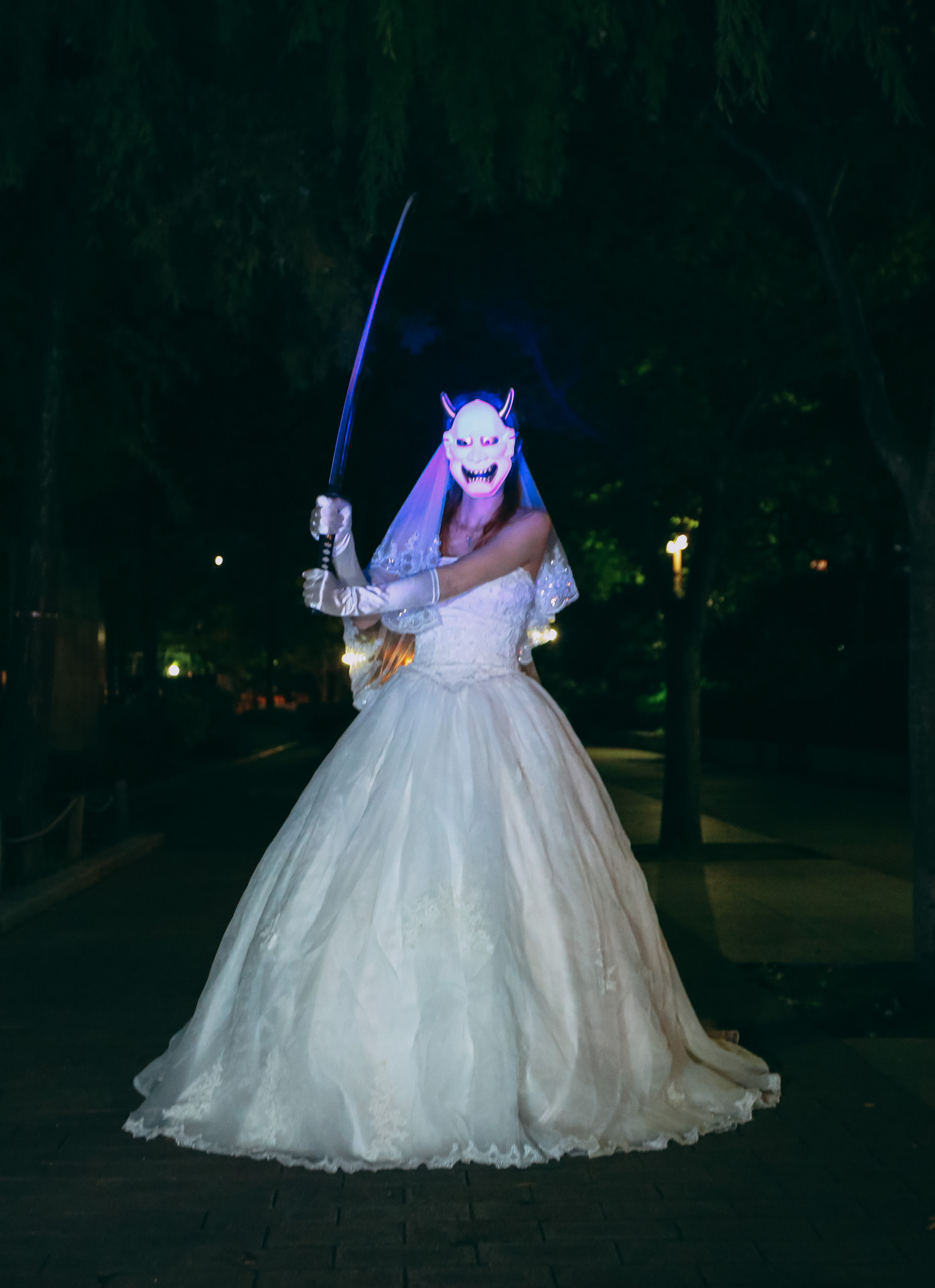 般若面を被って刀を振りかざす女性があらわれたの写真素材 ぱくたそ