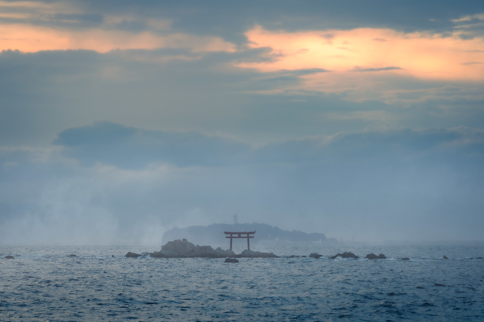 夕暮れの海に浮かぶ鳥居の写真素材 ぱくたそ