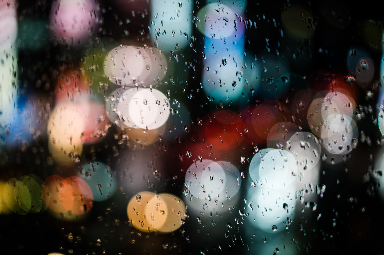 「雨粒とボケた光 | フリー素材のぱくたそ」の写真