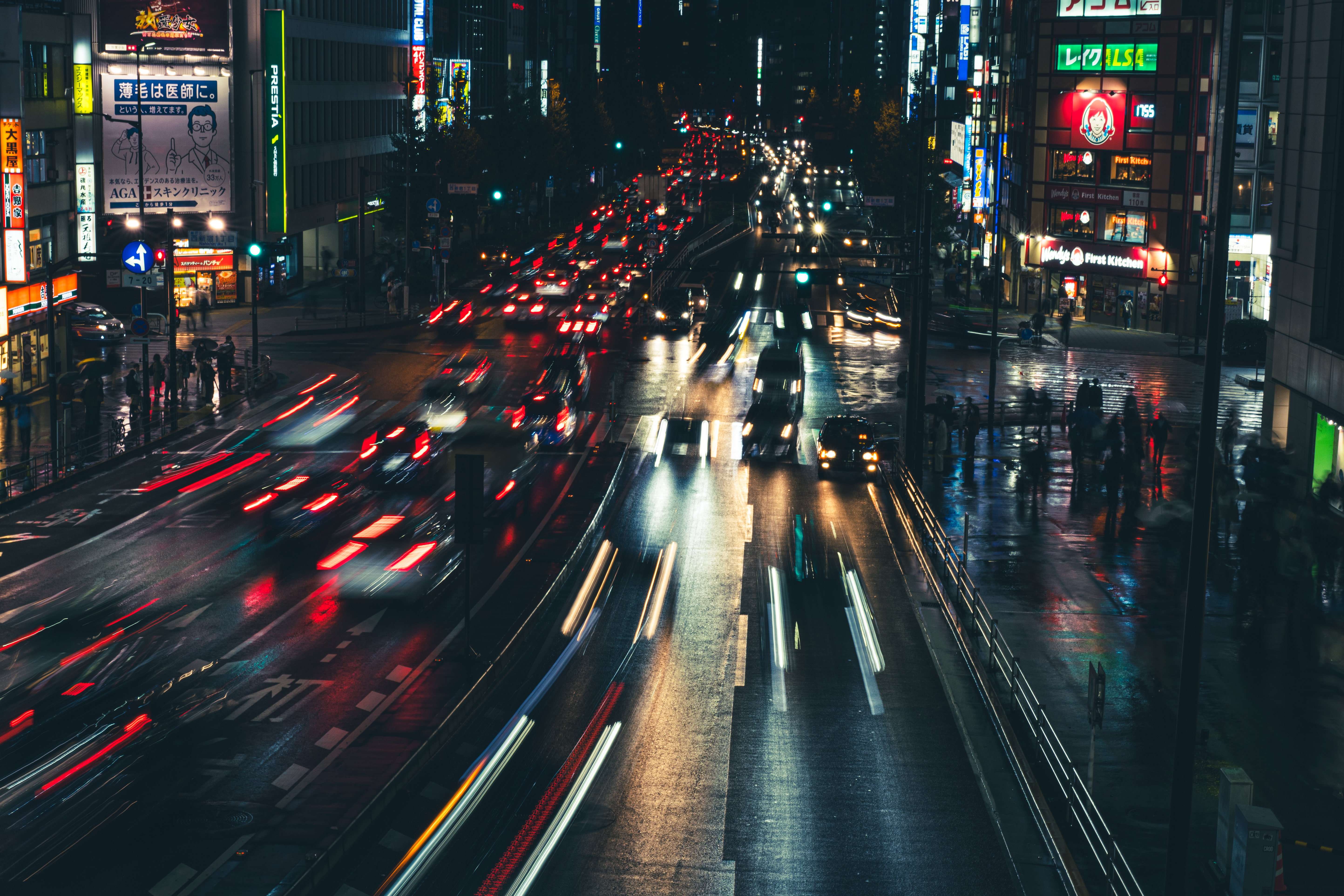 西新宿一丁目を往来する車の流れの写真素材 ぱくたそ