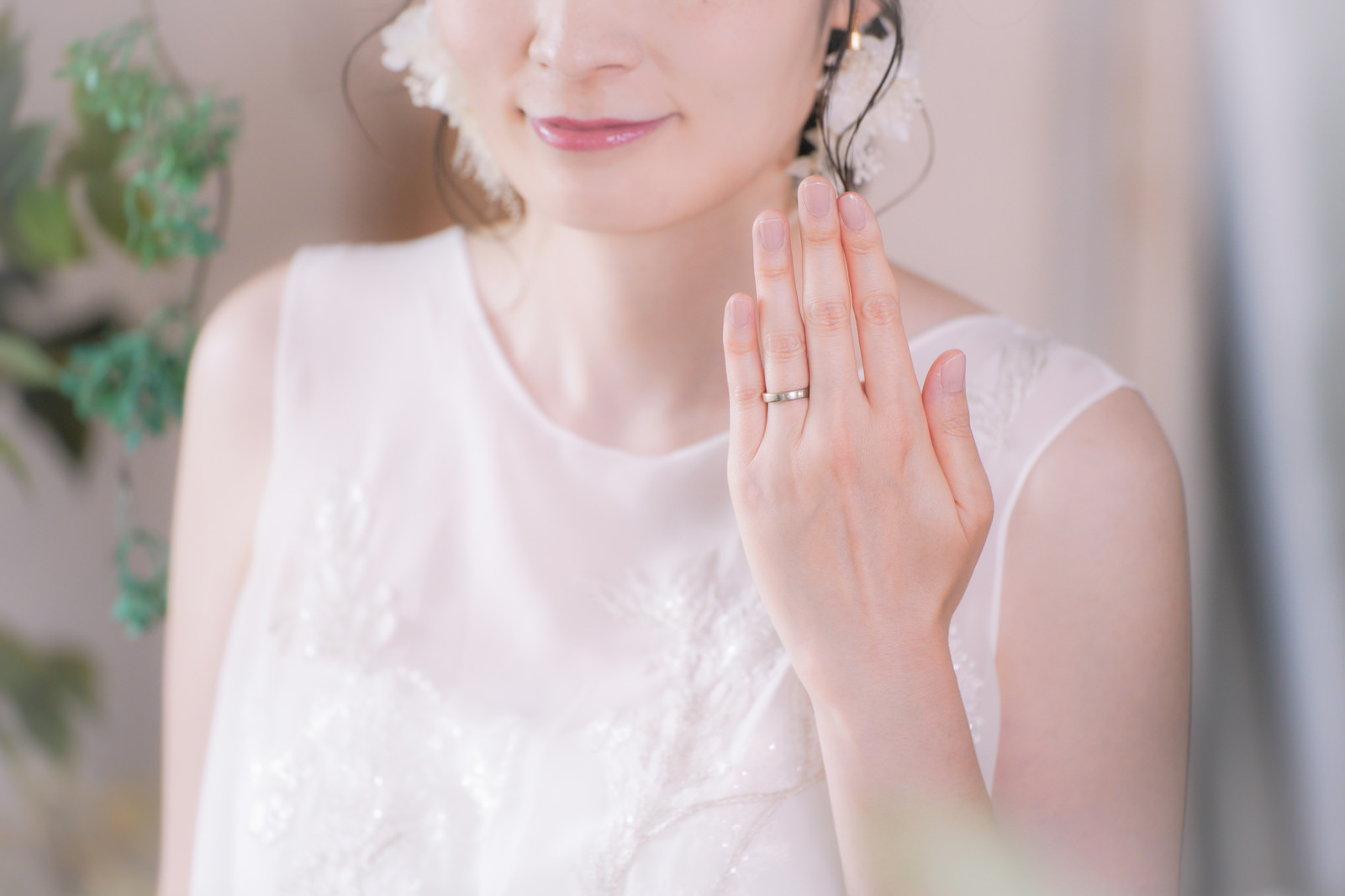 「ここに結婚指輪があります | フリー素材のぱくたそ」の写真［モデル：たけべともこ］