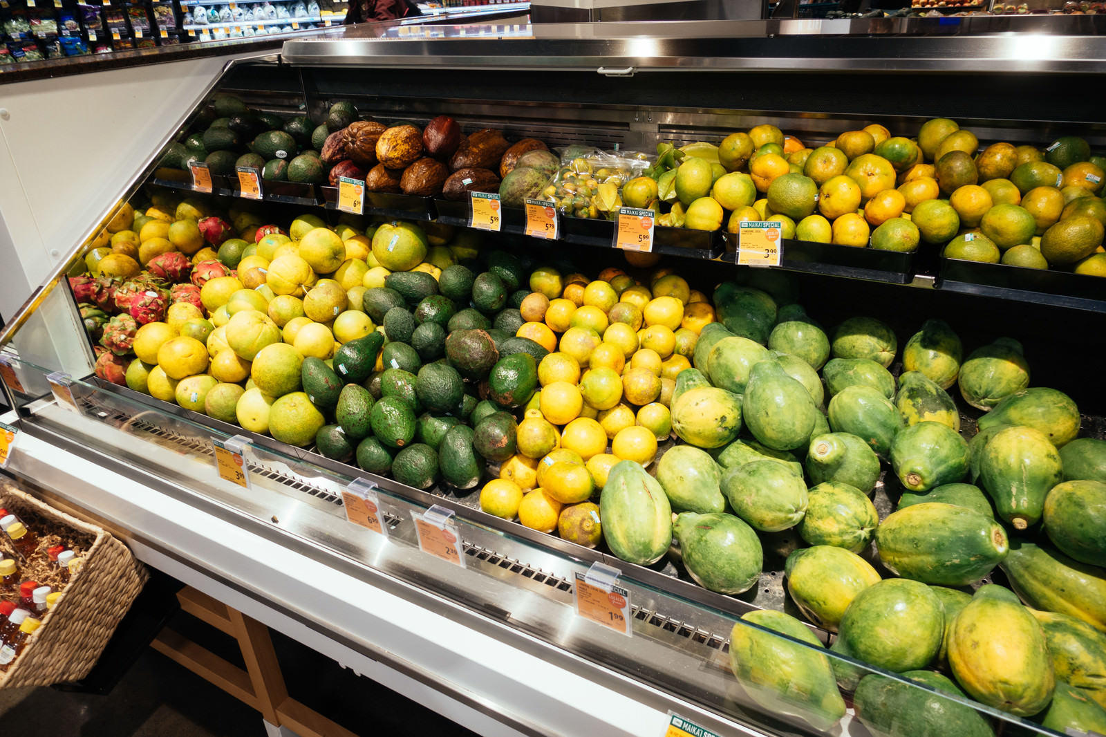 「スーパーマーケットに並べられた南国のフルーツ」の写真