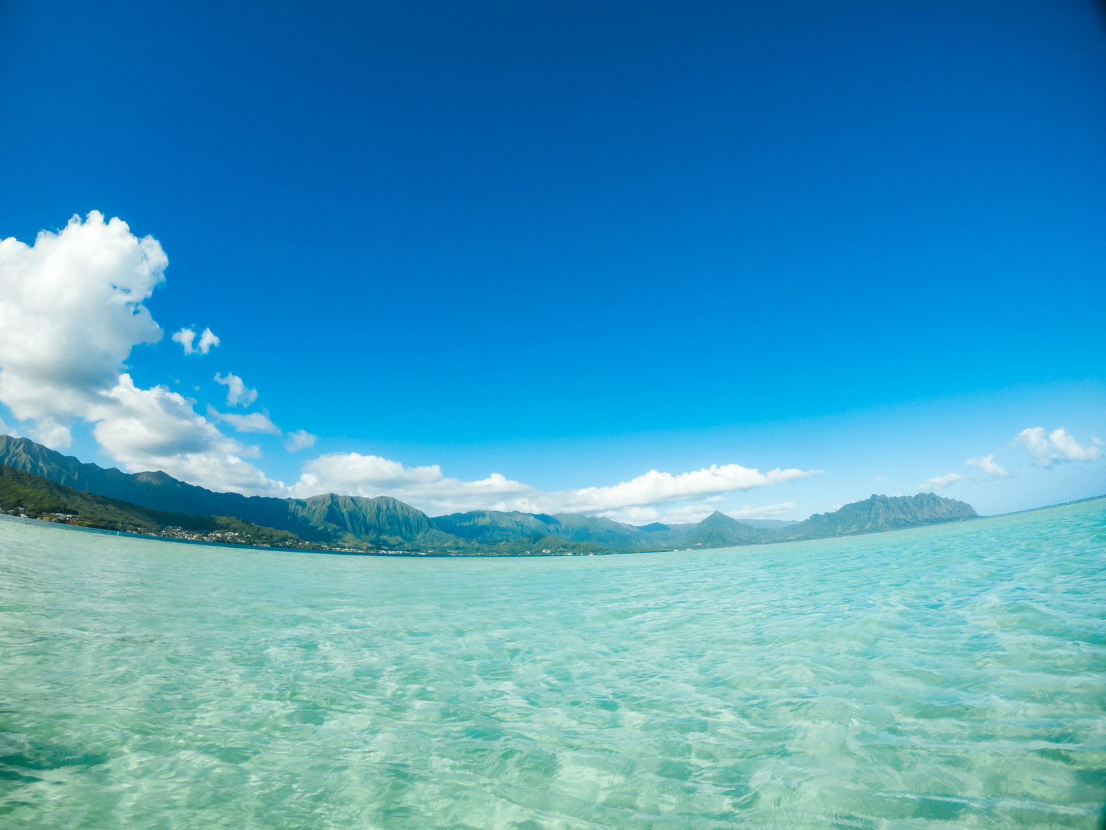 エメラルドグリーンに透き通った天国の海の写真素材 ぱくたそ