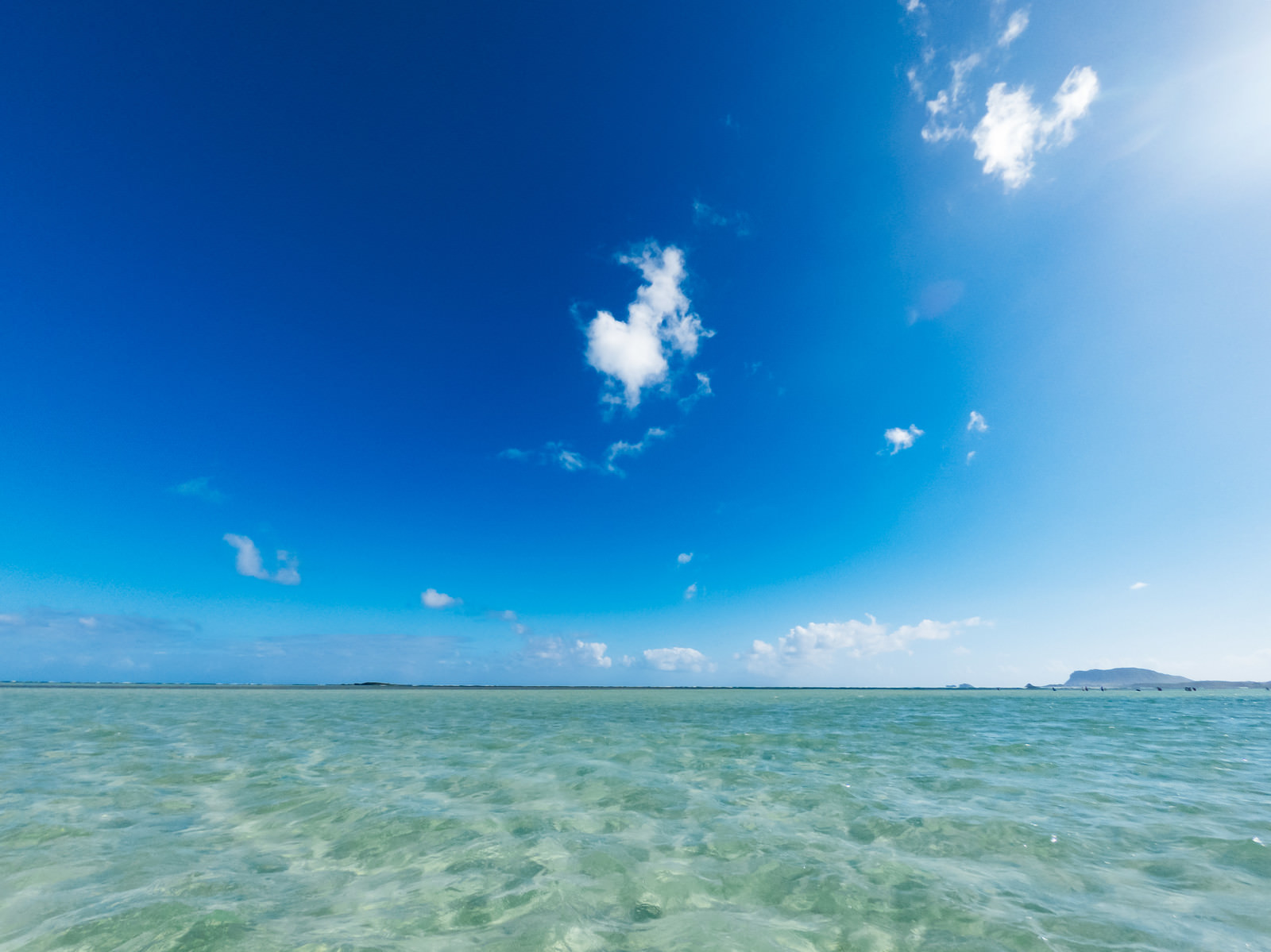 どこまでも歩けそうな天国の海の写真素材 ぱくたそ