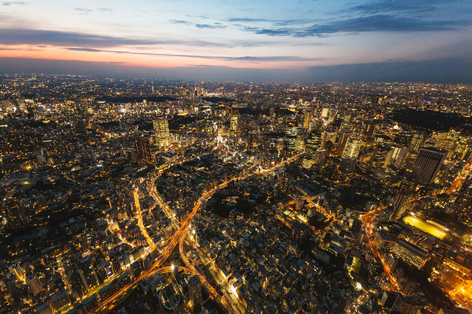 六本木ヒルズとビル群 空撮 の写真 画像 を無料ダウンロード フリー素材のぱくたそ