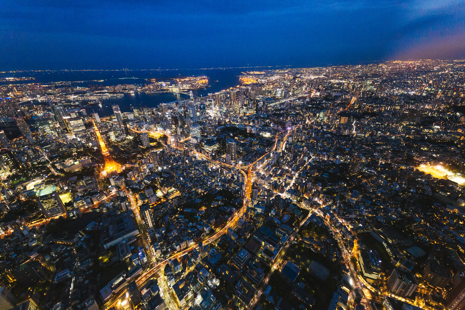 東京タワー上空と都市景観 夜景 の写真素材 ぱくたそ