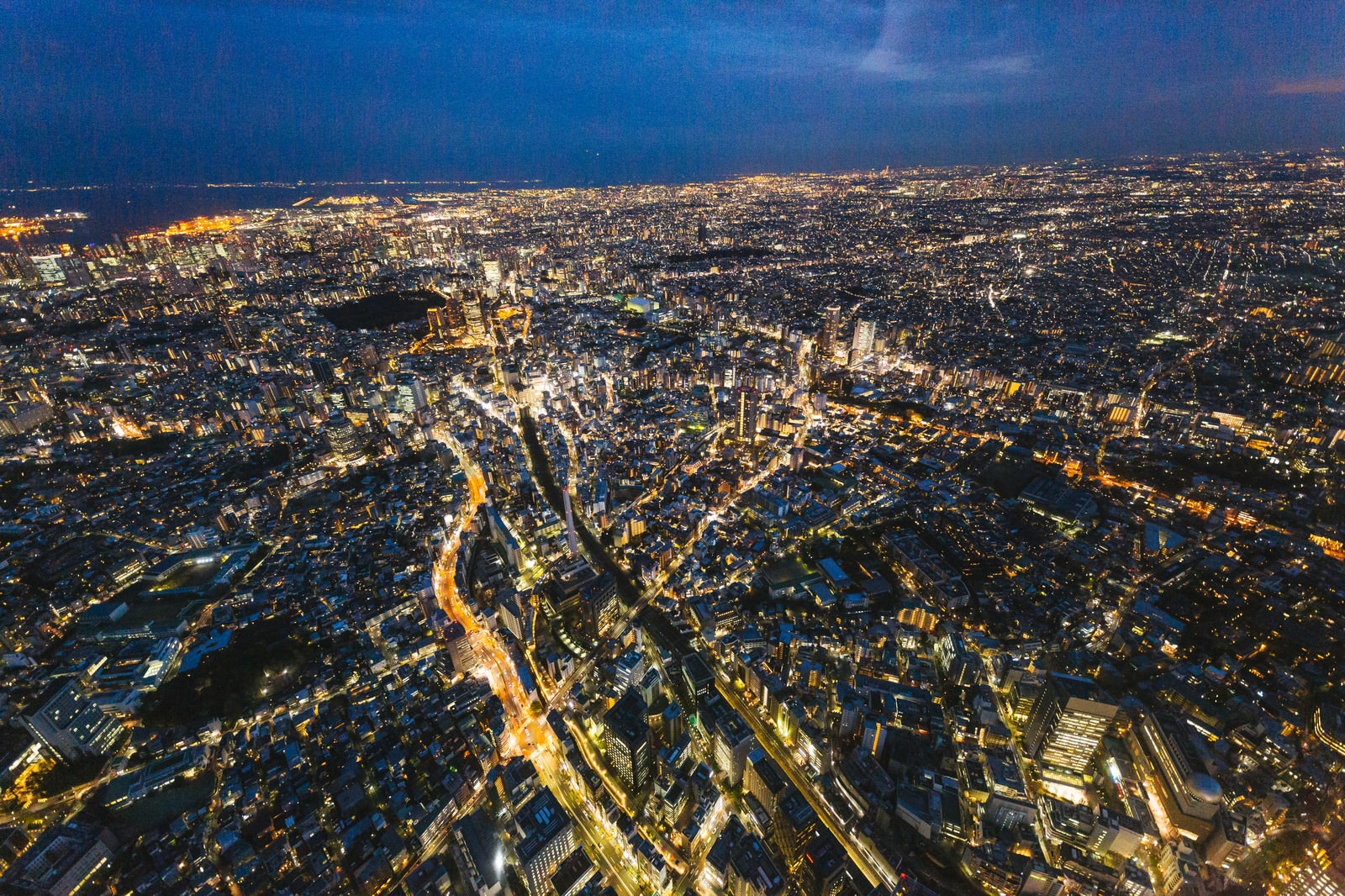 「東京都心の夜景（ヘリコプターから空撮）」