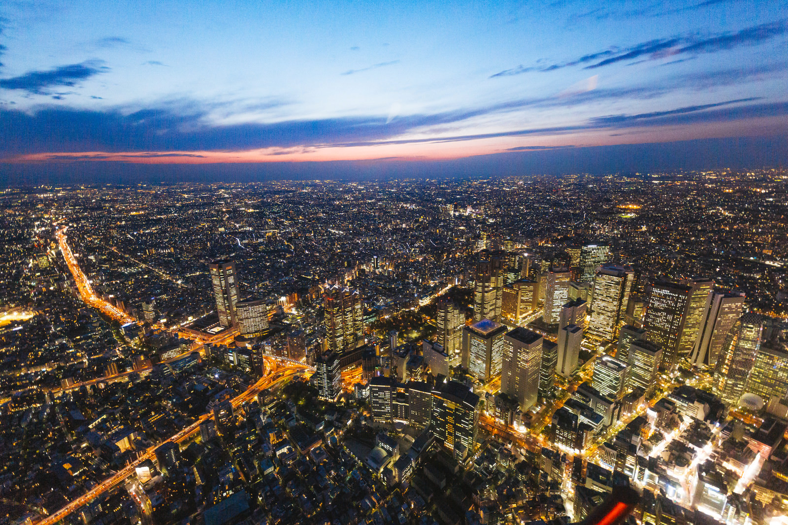 新宿のビル群（上空）のフリー素材