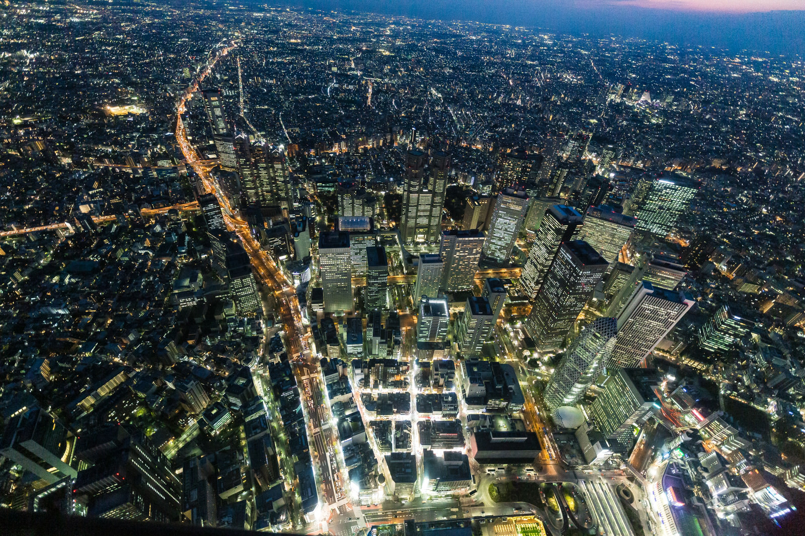 新宿のビル群を夜景空撮の写真 画像 を無料ダウンロード フリー素材のぱくたそ